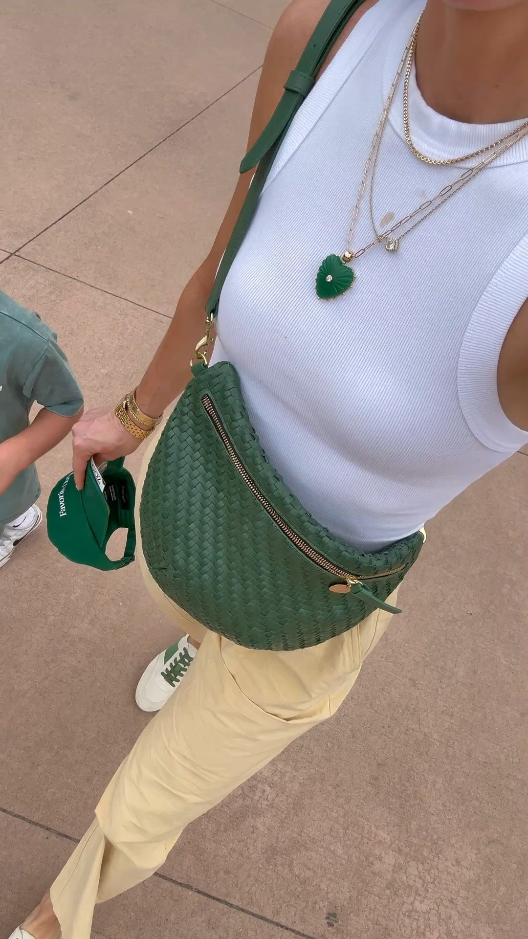 Mom friendly summer outfit. I'm wearing size extra small in these pants