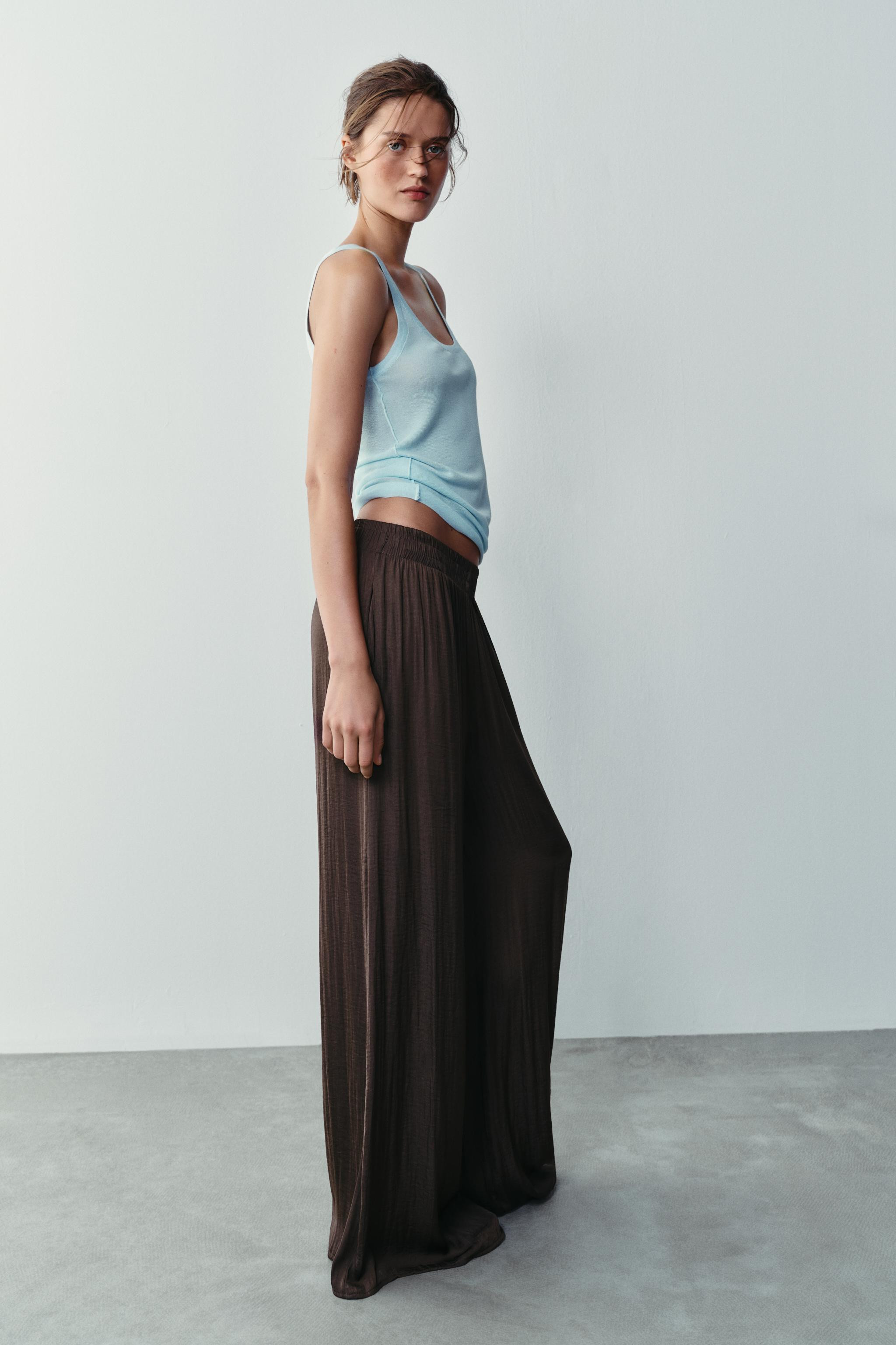 High-waisted pants with elastic waistband and front pockets. Wide leg. | Zara US