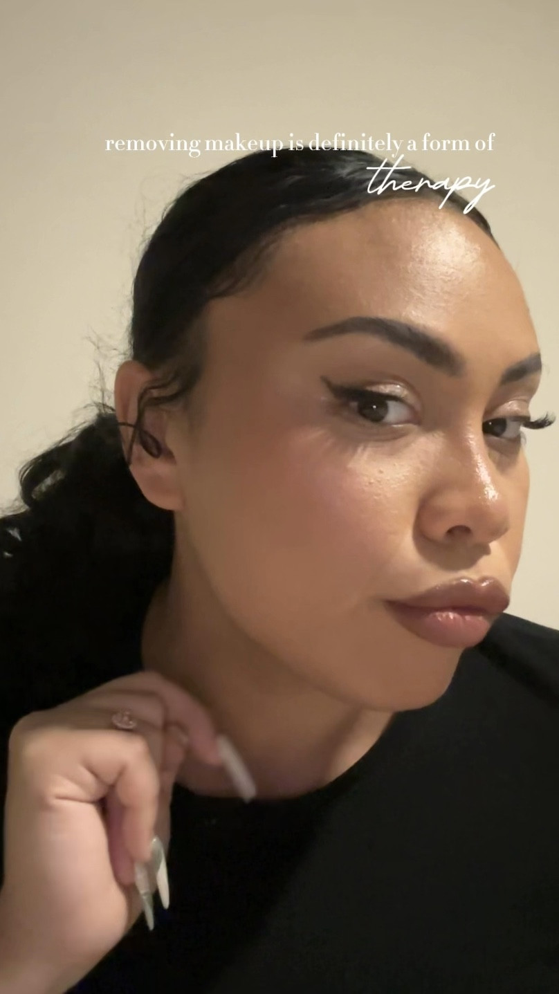 My ABSOLUTE FAVORITE MAKEUP WIPES

only 5$!!!!

#LTKsalealert