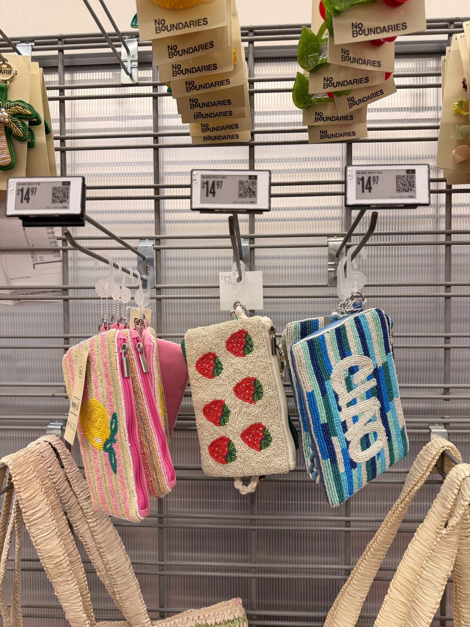 New wristlets for summer from Walmart #wristlet #beaded #summer #beachvibes #beachvacation #vacationoutfit #tropicalvacation #beadedpurse #clutch #walmart 