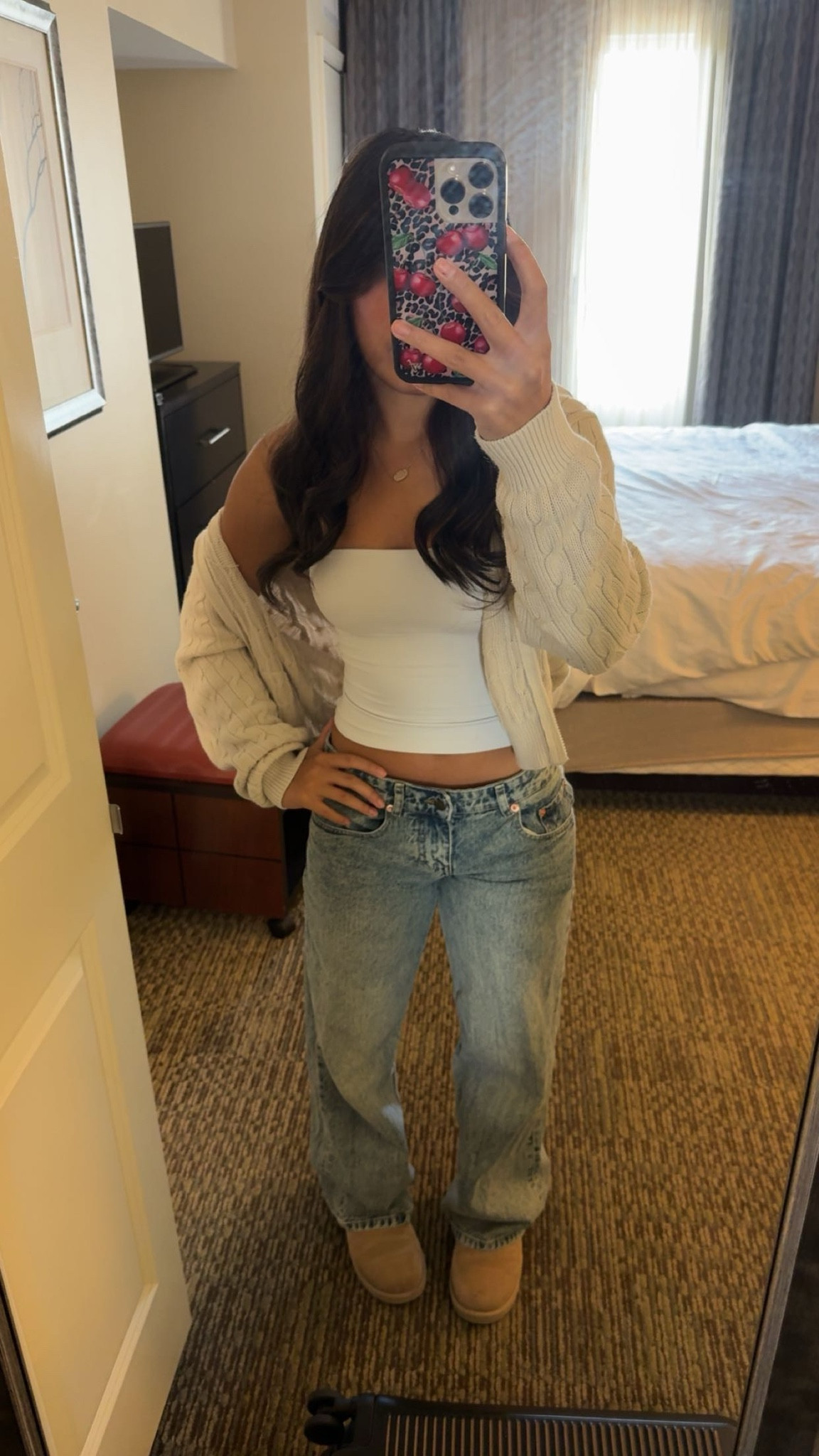 🍂🍂🍁🧸

top: aritzia contour tube top 2xs
jeans: motel rocks w26 l32
cardigan: brandy ayla cable knit 
shoes: ugg ultra mini sand
