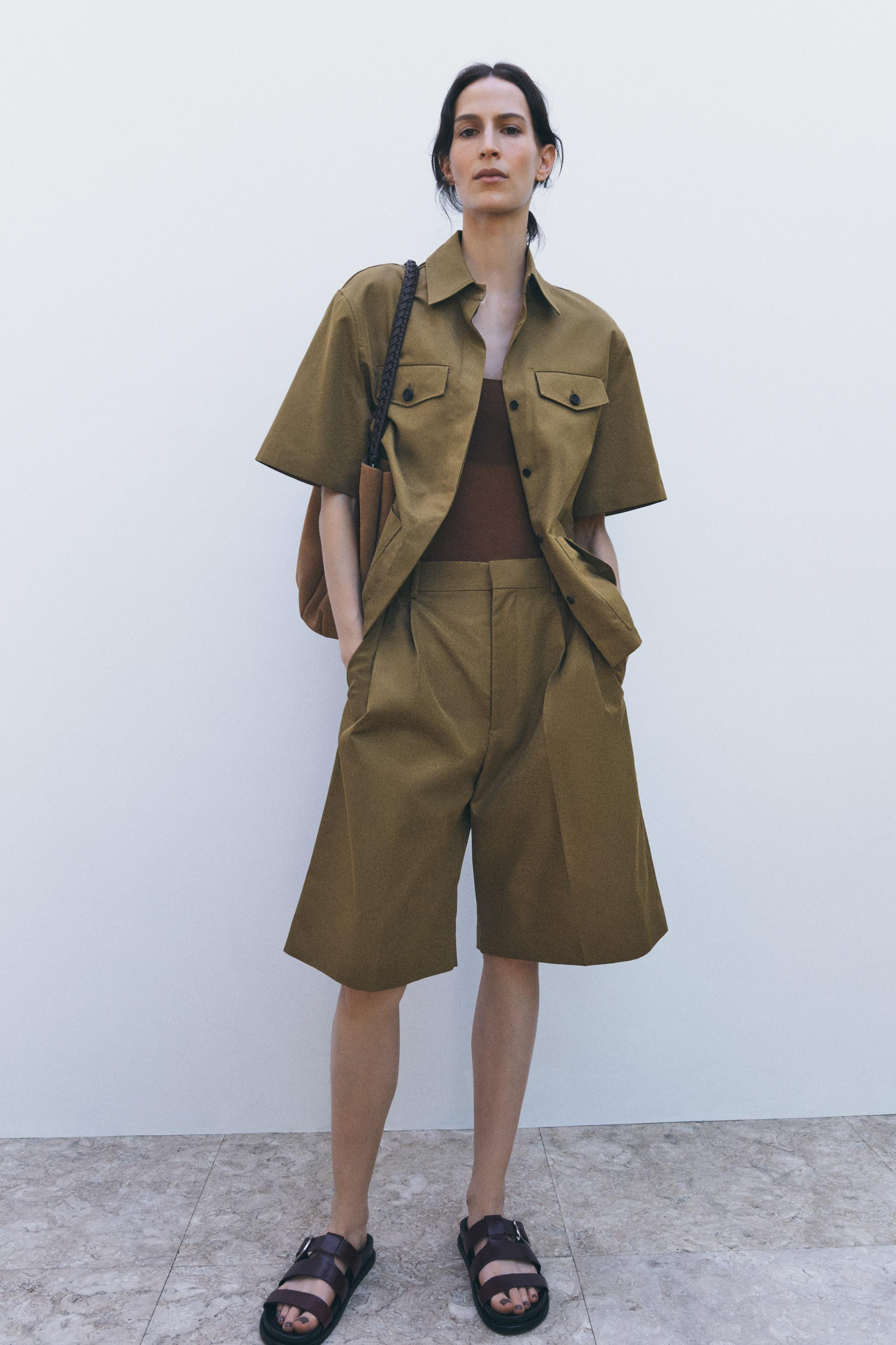 ZARA WOMAN COLLECTIONBermuda realizzati in filato misto cotone. Vita media con passanti. Tasche l... | Zara IT