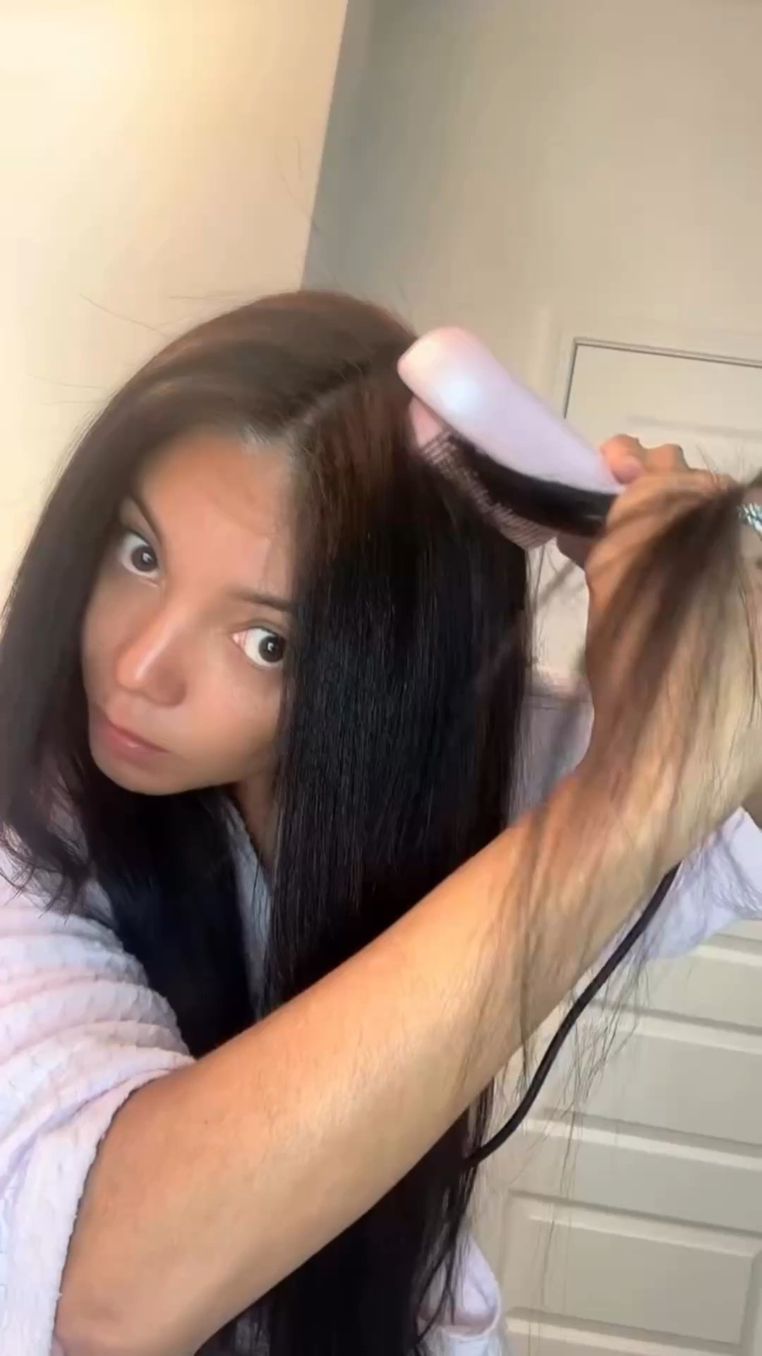 How I straighten my hair easily 👩‍🎤 

Hair care 

Mi favorito protector termico en aerosol para esterilizar el cabello es el de @igkhair 

Los aseite son de @kerastase_official 

El sepillo plancha es de @wavytalkofficial 

Tengo un año arreglándome el cabello  aquí en mi casa 😁 . 

Cómo cuido mi cabello siempre uso protector para el cabello tanto en cabello húmedo cómo en el cabello seco uso el de aerosol , no expongo mi cabello al caliente frecuente una o dos veces por semana 🥳.

#haircaretips #wavytalksteamhairstraightener #kerastasé #lebeautyhair