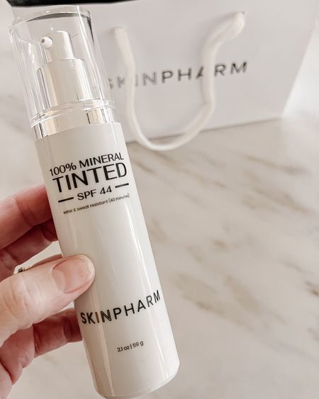 Can’t live without this. This is what I wear on a daily basis instead of foundation (or you can layer underneath). So hydrating and a pretty glow…not greasy at all. ⭐️⭐️⭐️⭐️⭐️