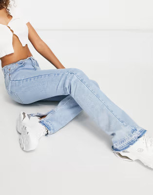 Pull&Bear – Jeans mit geradem Bein und offenkantigem Bund in Blau | ASOS (Global)