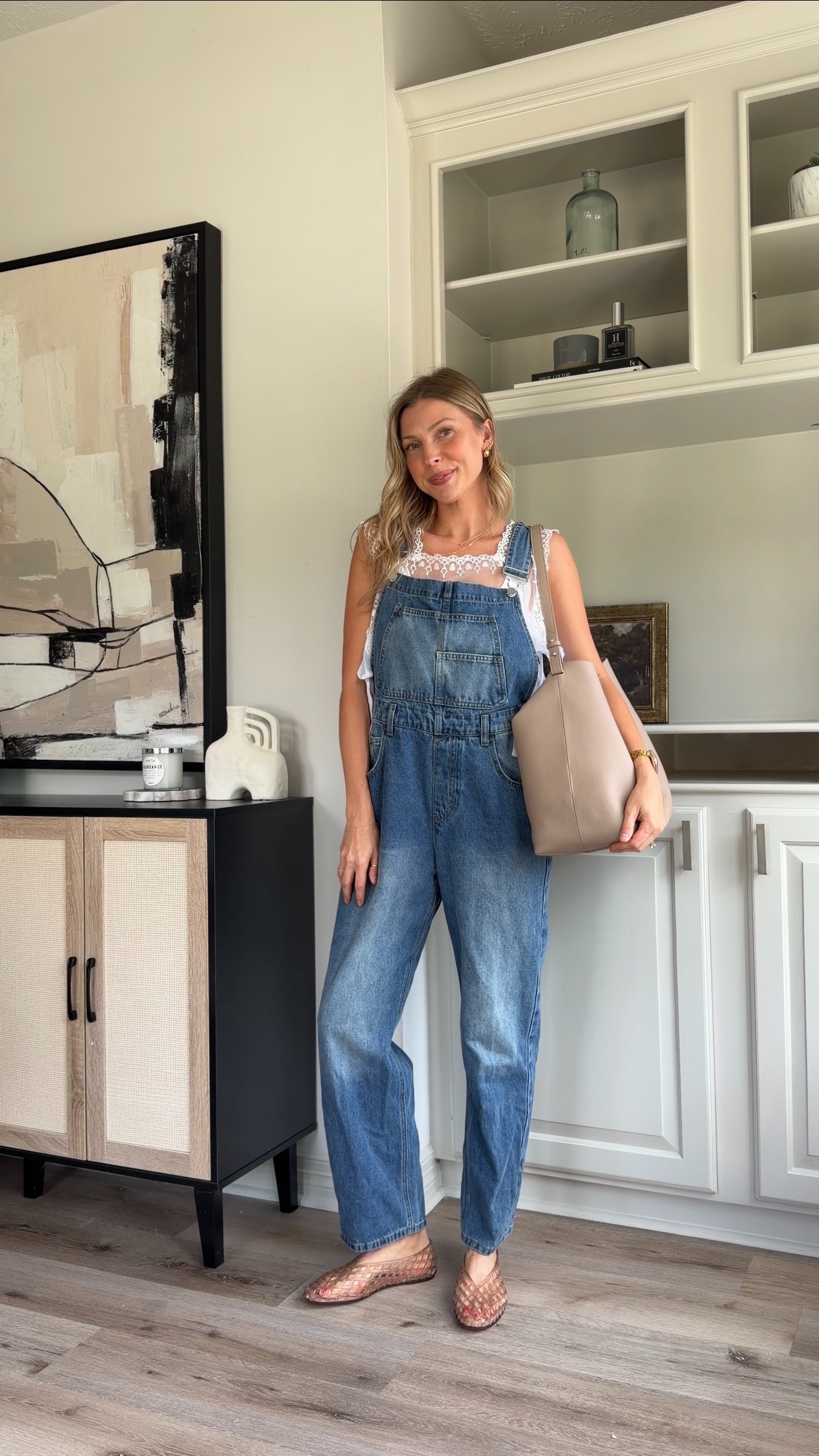 Cute summer mom outfit! Wearing S in top, M overalls 

 