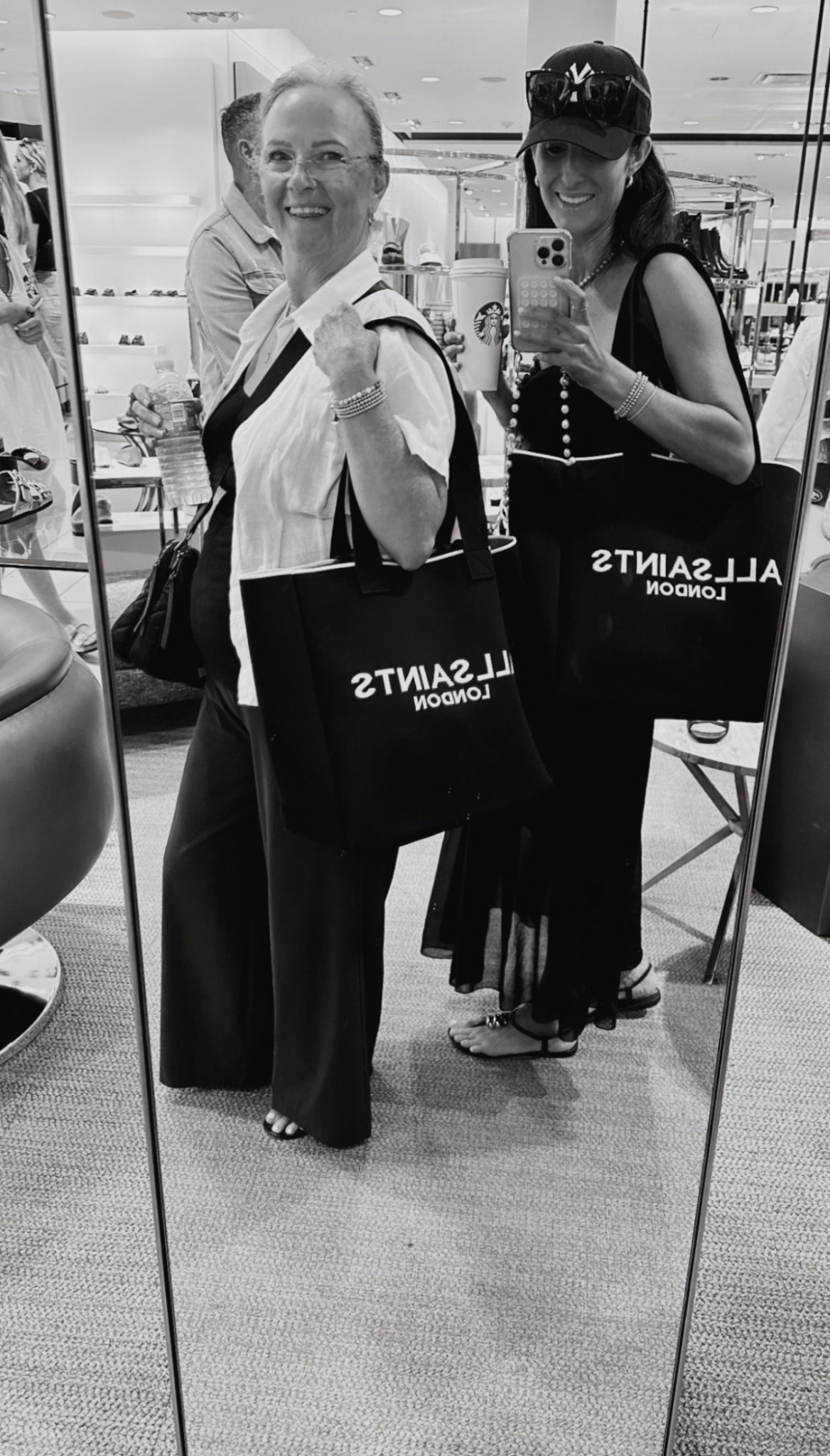 This tote bag is such a great size, structured and great for everyday! #stylinbyaylin #aylin #totebag #bags

#LTKTravel #LTKmomlife #LTKootd