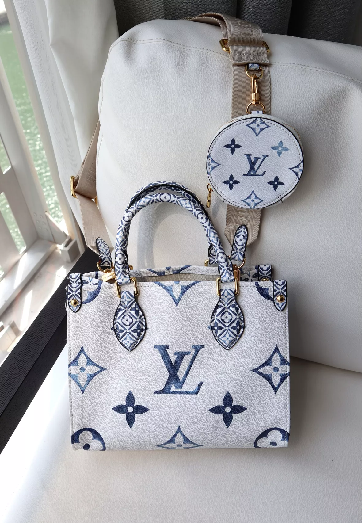 LV Louis Vuitton Pinhole Embroidered Letters Ladies Chain Crossbody