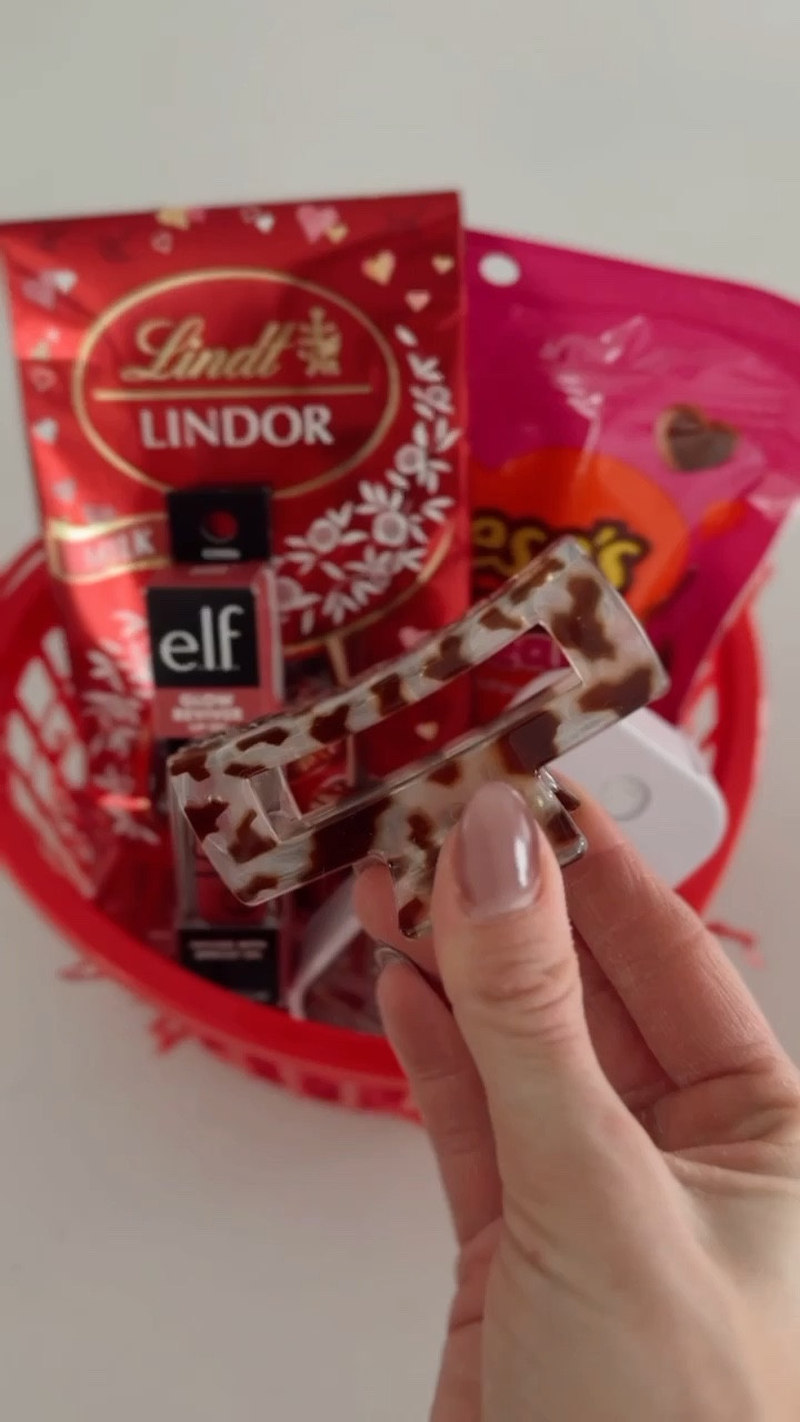 🤍 Valentine gift idea for girlfriends, sister, mom, teacher or coworker❤️ plus add a gift card & it’s the perfect gift. 

These heart baskets are oos, but linked another option 🩷 

#LTKmomlife #LTKValentine #LTKgrwm