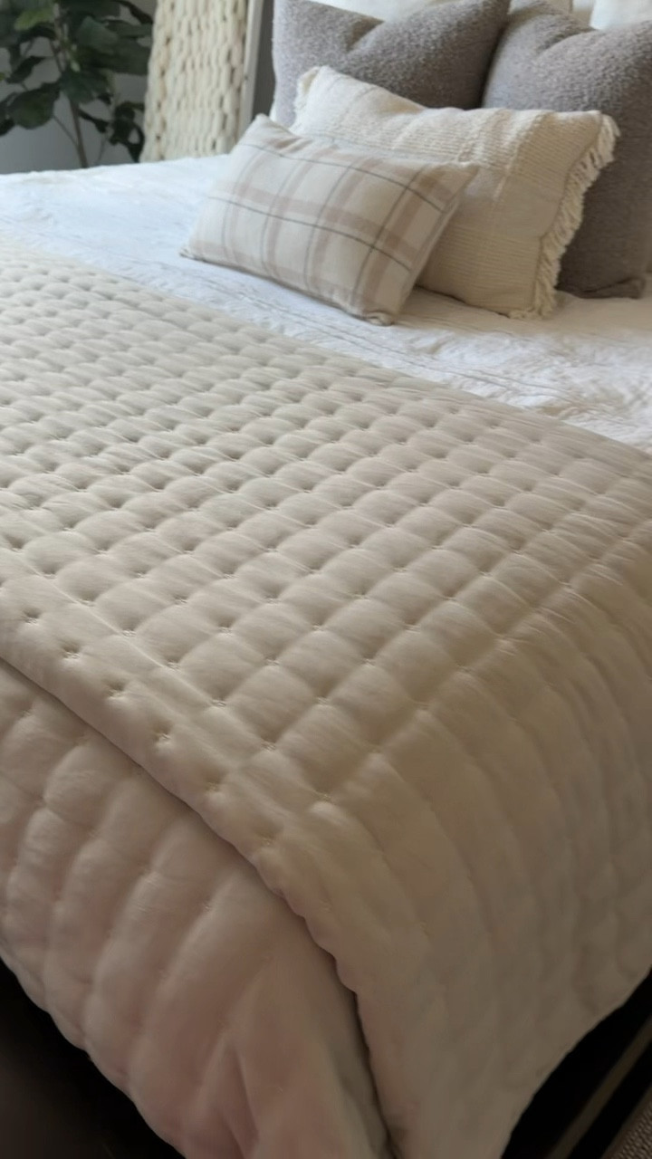 I’ve shared this quilt a few times and it always becomes a fast favorite — lightweight, comfy, and such a good neutral. If you’re refreshing your bedroom this one’s a great option! #amazonhome #amazonfind #neutralbedding #luxurylookforless #potterybarndupe

#LTKFindsUnder50 #LTKHome #LTKFindsUnder100