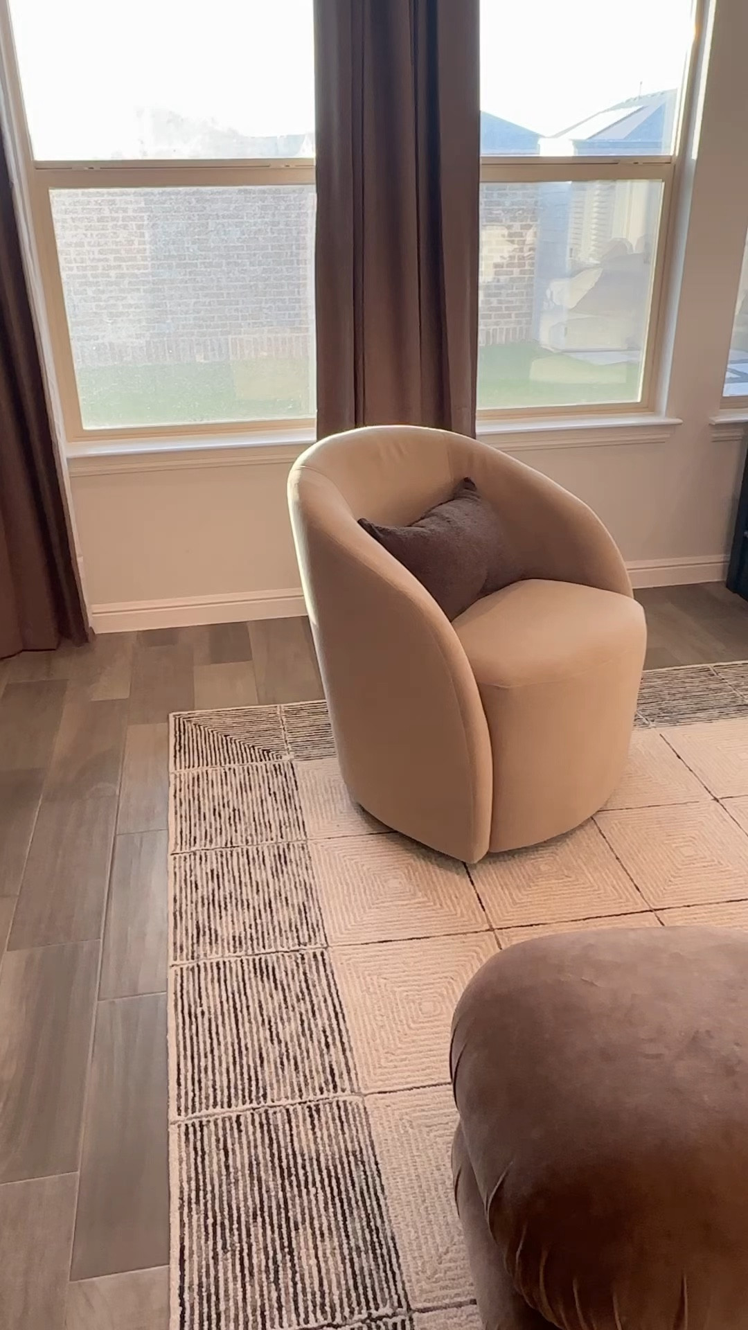 Velvet accent chair, swivel accent chair, tan taupe accent chair, affordable accent chair, Walmart furniture finds

#LTKxNSale #LTKHome #LTKSummerSales