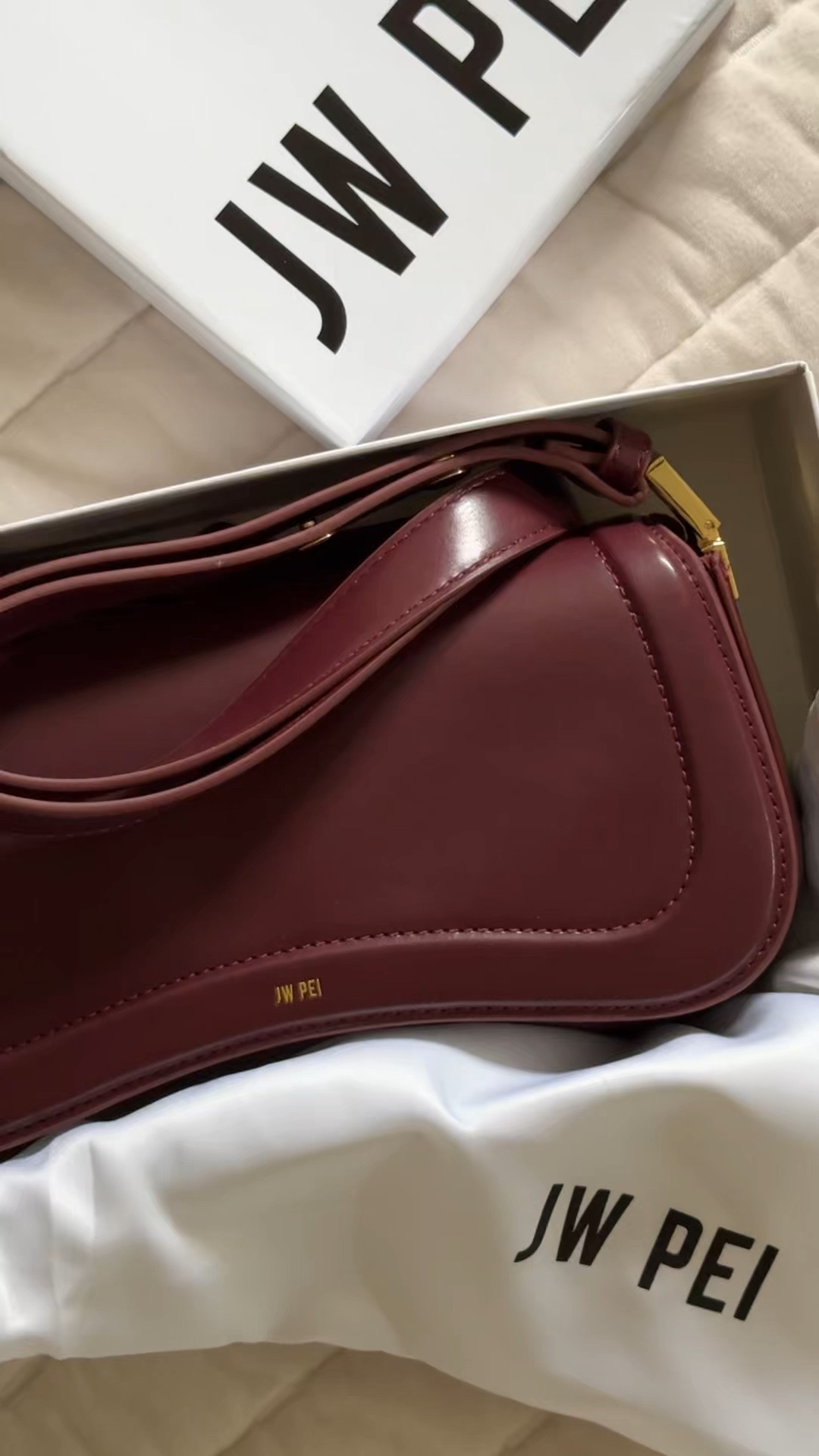 The perfect color shoulder bag for fall 
#fall #shoulderbag #itbag

#LTKFallSale #LTKSeasonal