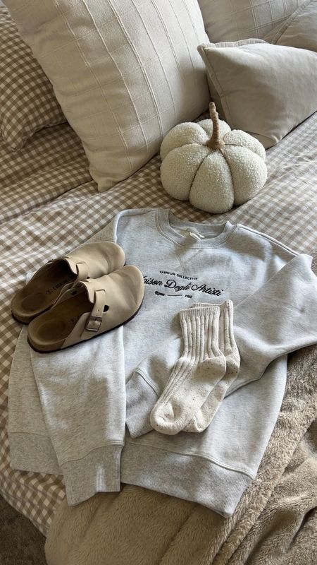 The coziest outfit for the fall 🤎 the sweater is only $20 and is such great quality! Definitely going to buy another 🤭 

#falloutfitinspo #fallclothes #cozyclothes #birkenstockdupes

#LTKSeasonal