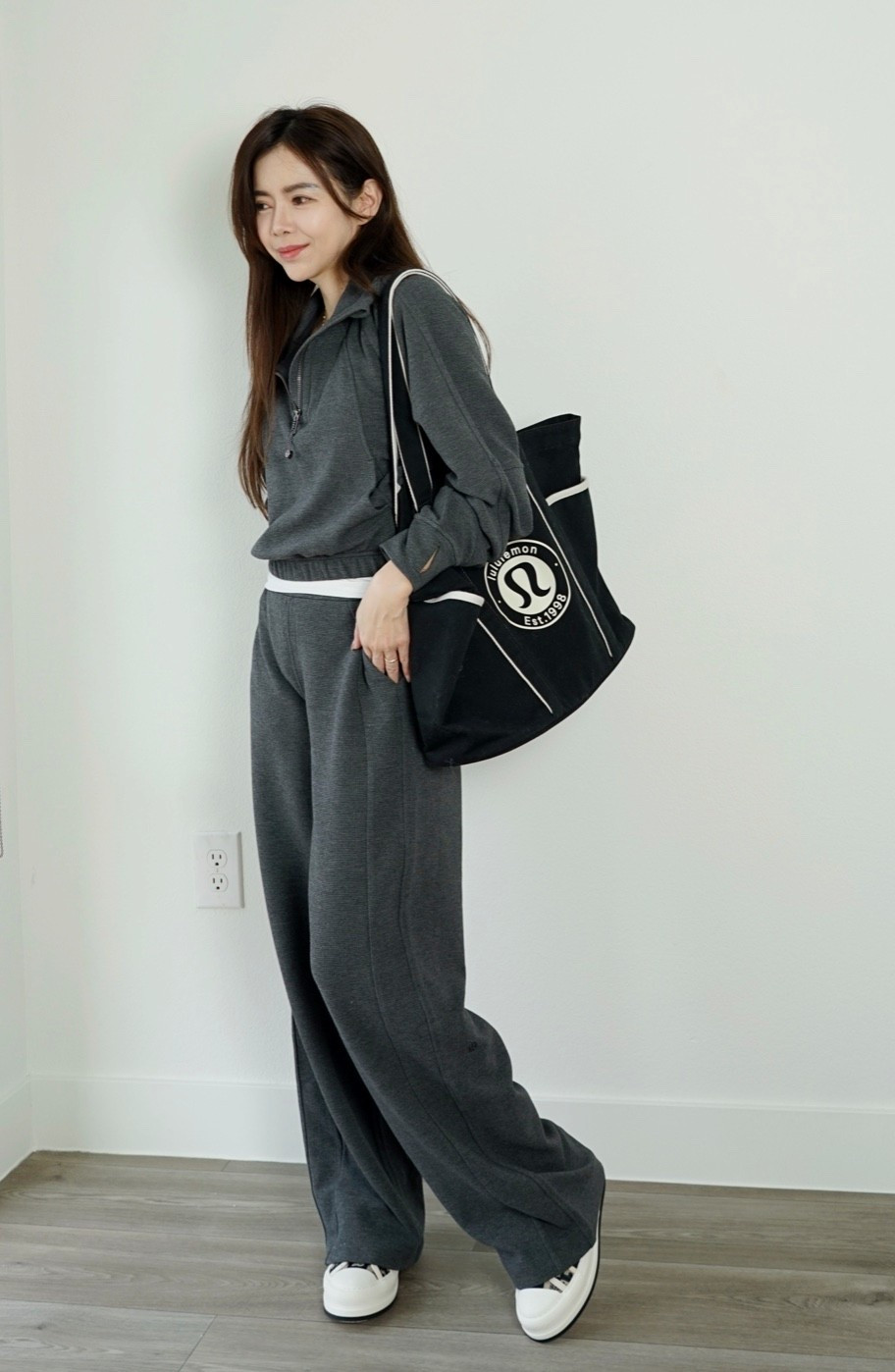 最實用的 lululemon 日常穿搭就是這套！深灰色的全套真的超百搭、超級舒服，出門就套上整個人很放鬆但又不失質感。 Daily Tote大托特包 我最近背最多的包，容量大、隔層多、超耐裝，當成通勤包、電腦包、旅行包都很好用。這套完全是「穿一整天都輕鬆自在」的組合，送禮或自己日常穿都很適合
@lululemon #lululemoncreator #ad 