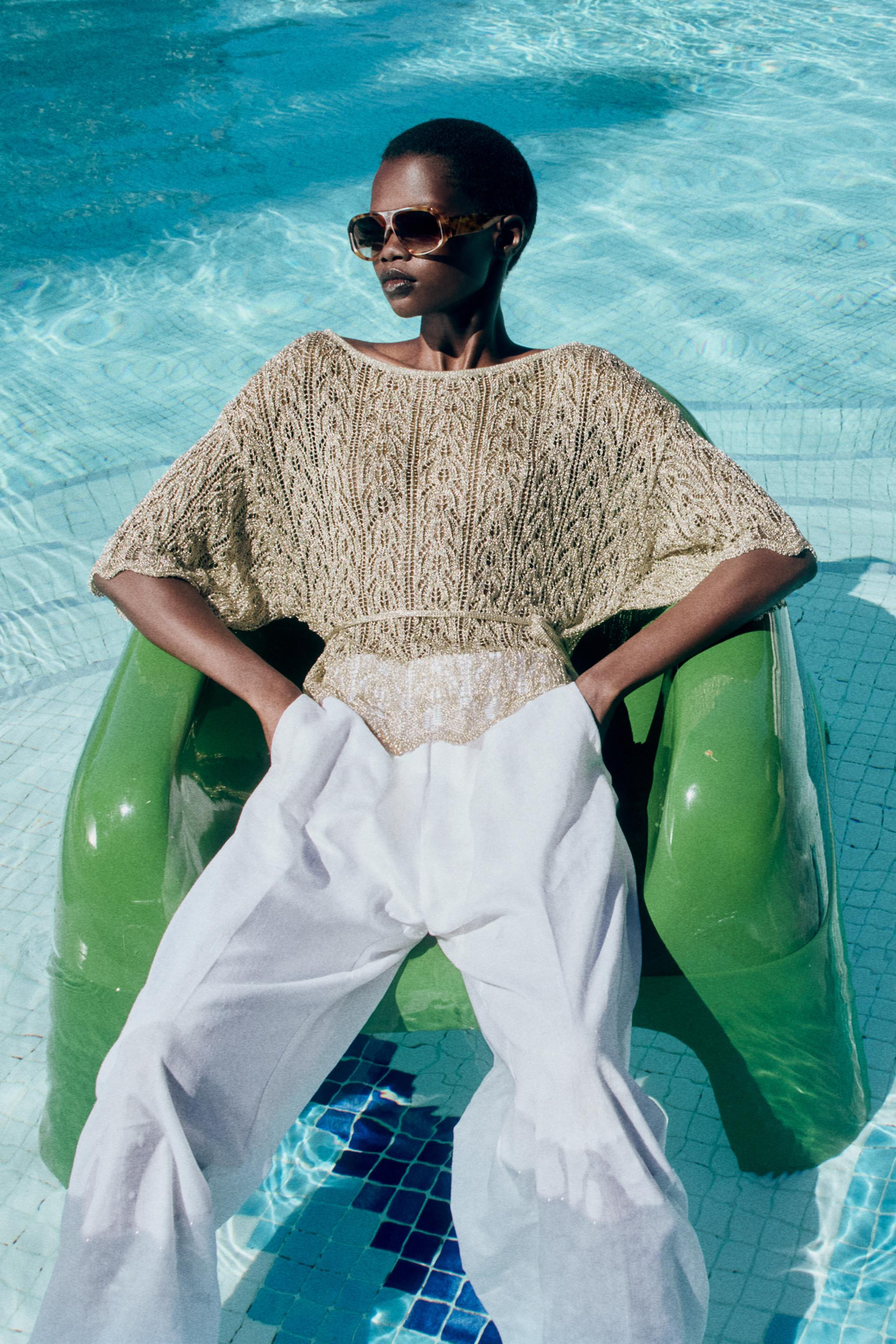 Open-knit top with metallic thread. Boat neck and elbow-length sleeves. Thin belt detail. | Zara DE