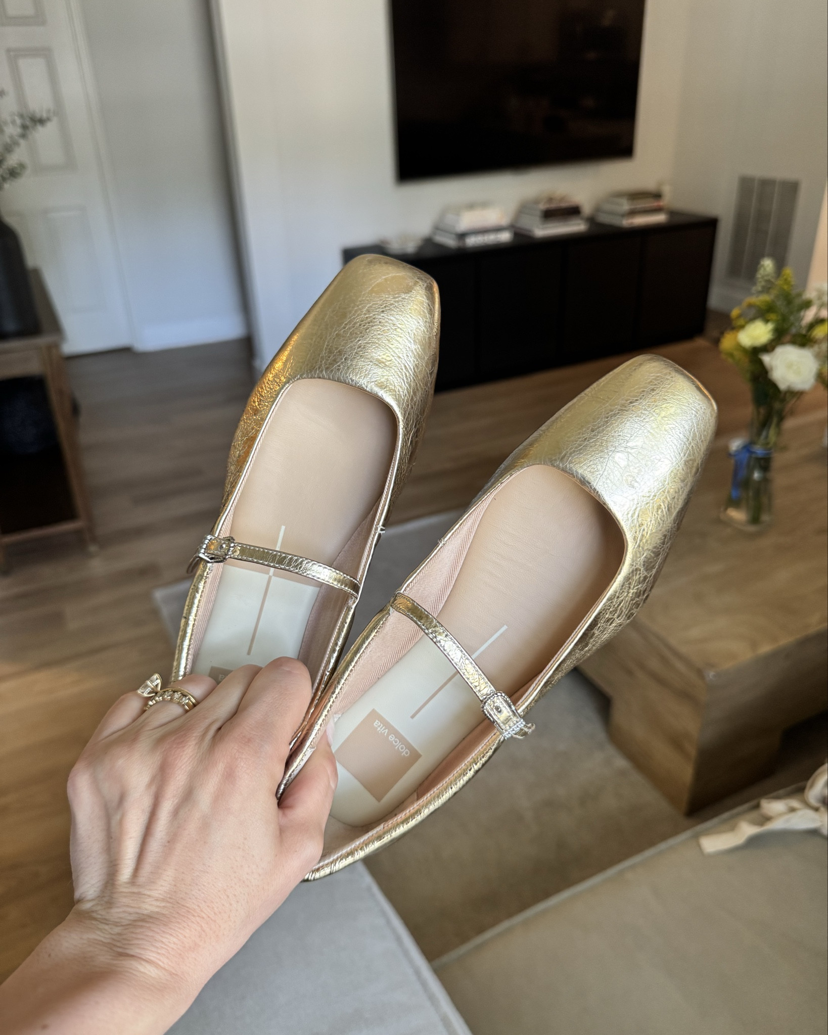 These gold flats will be my go to all summer long! #shoes #flats #dolcevita

#LTKShoeCrush