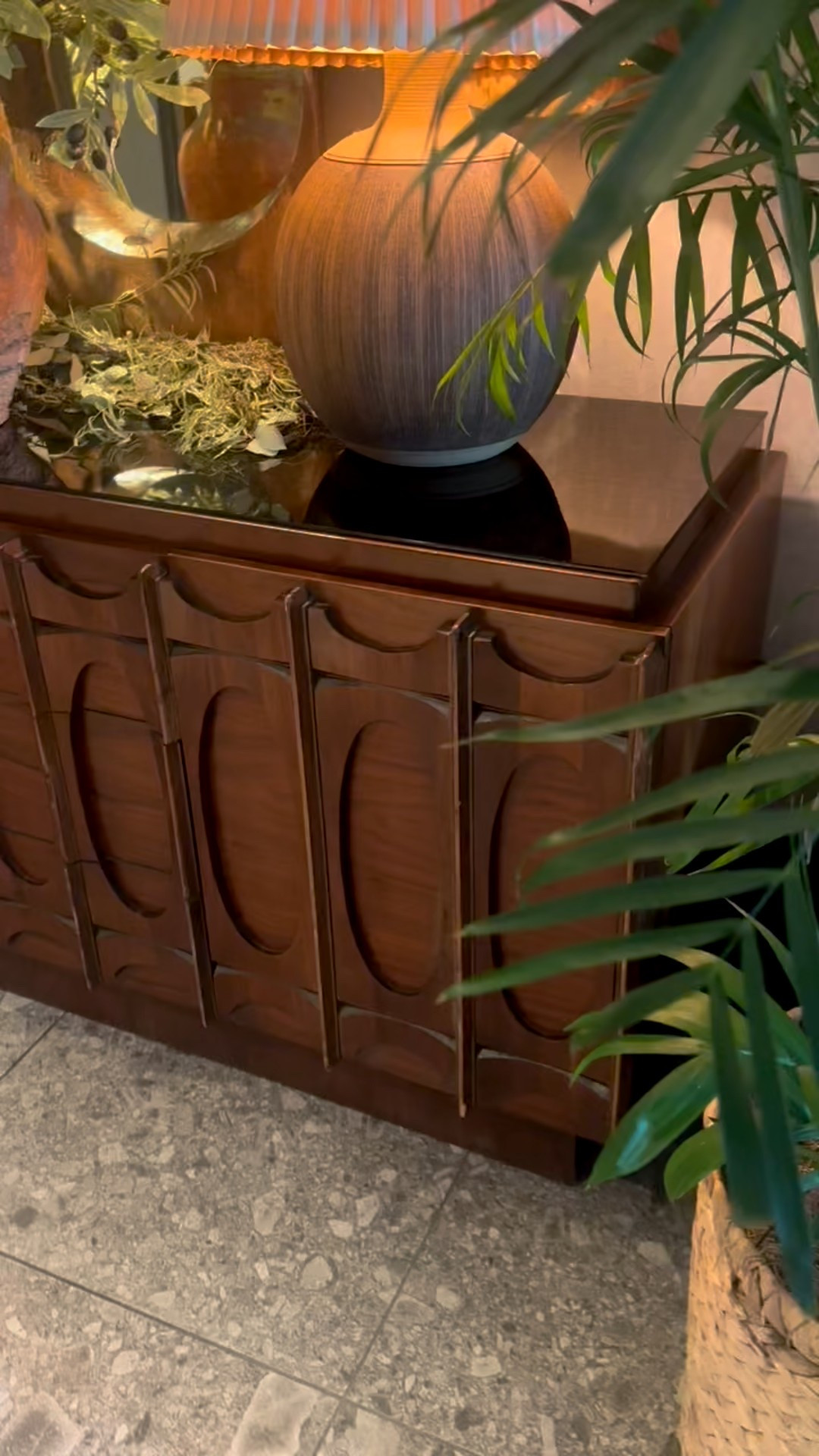 Welcoming 2026 with effortless elegance — sculptural wood sideboard, organic planters, soft lamp glow, and lush greenery. ✨🌿

#NewYearVibes #ElevatedInteriors #SculpturalStyle #OrganicElegance #HomeRefined #EntrywayInspo #2026DesignGoals

#LTKSaleAlert #LTKHome #LTKHoliday