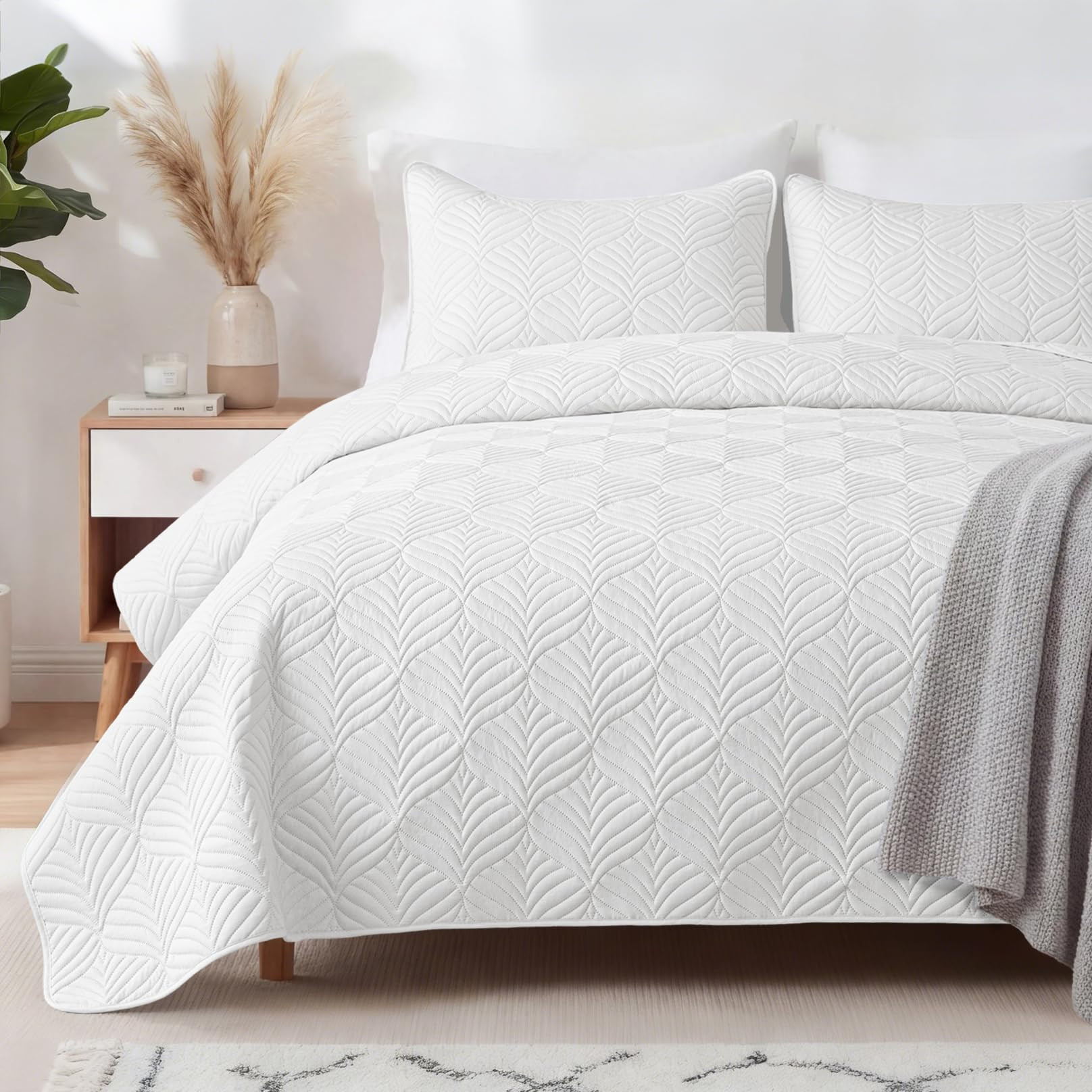 Whale Flotilla Extra Soft Twin Quilt Bedding Set, Lightweight White Bedspreads Quilts Twin Size w... | Amazon (US)