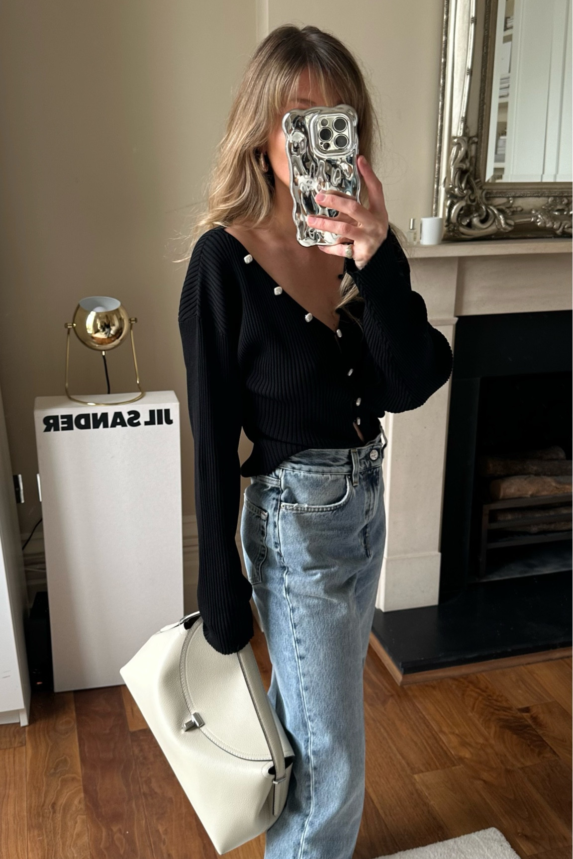 Casual look
Toteme high rise jeans 
Toteme white bag 
Workwear 


#LTKeurope #LTKworkwear #LTKstyletip
