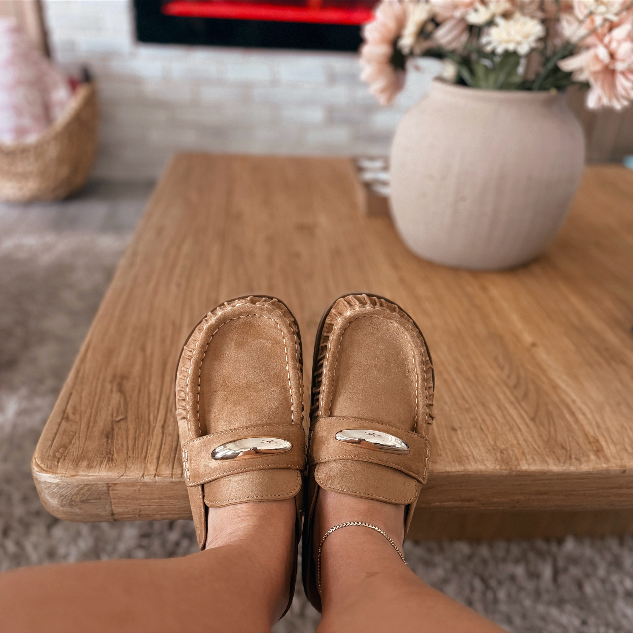 I’m a sucker for a cute pair of mules 🤎🍂 They’re basically fall sandals… tell me I’m wrong…. I think I need them in all colors 👀

#FallShoes #LTKStyle #Mules #FallFashion #CasualStyle