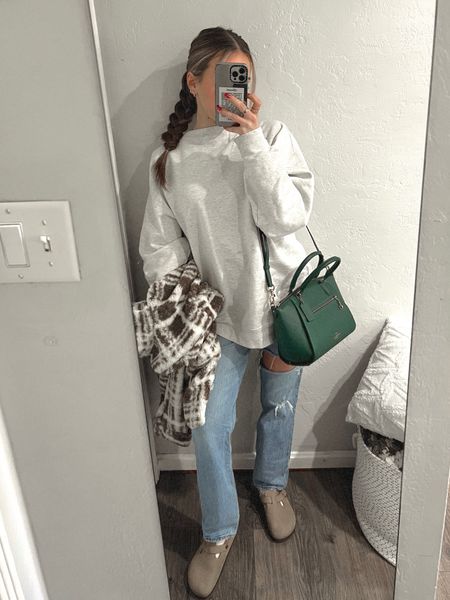 Casual oversized crewneck outfit 