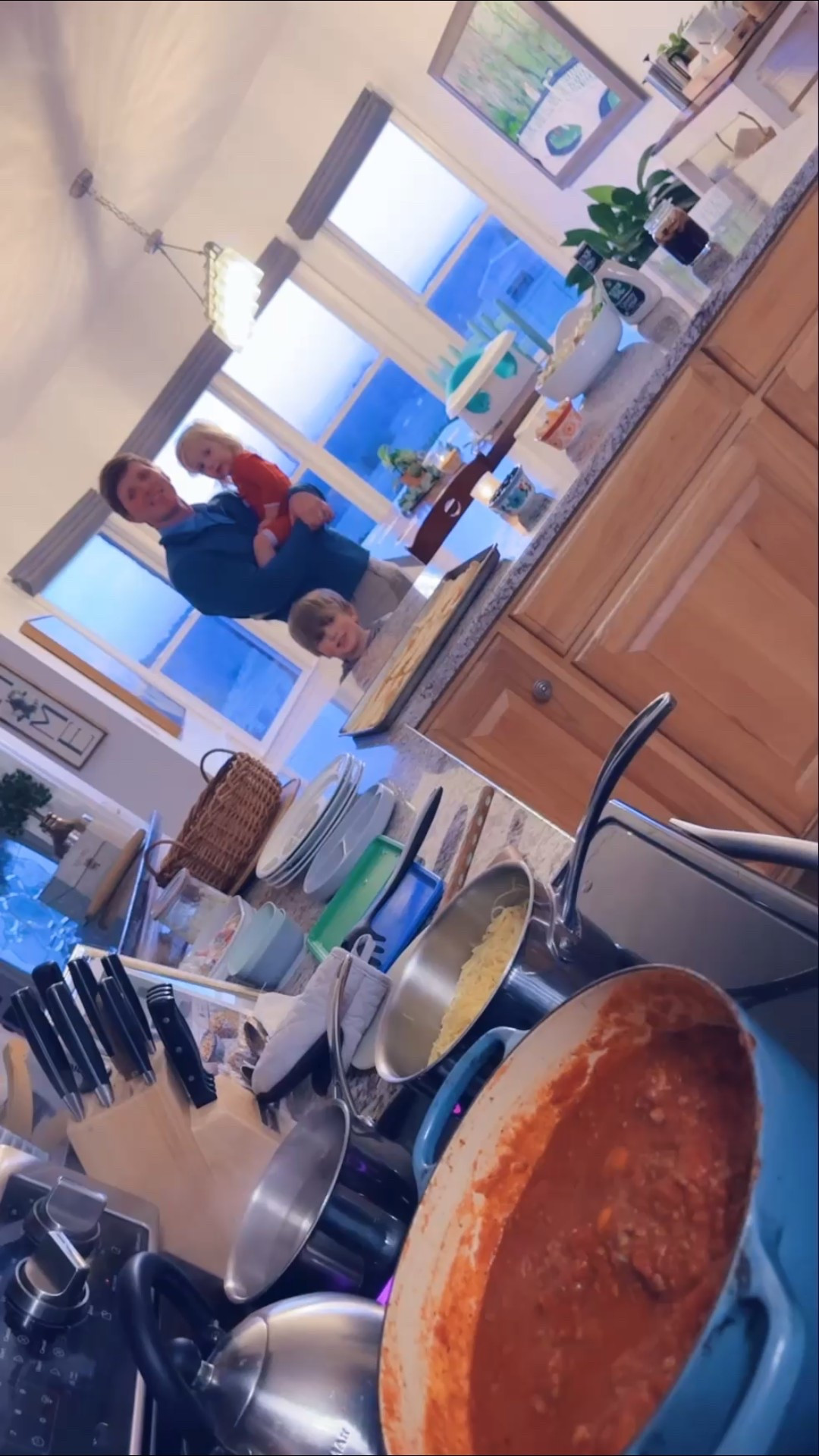 The absolute sweetest night having Julia and her precious family over for dinner 🍝 and she is just the cutest with her housewarming gift 🏡🎁 - the homemade heart ❤️ chain is TOO SWEET and Judson already had me hang it up across the mantle!! 🥹🫶🏽