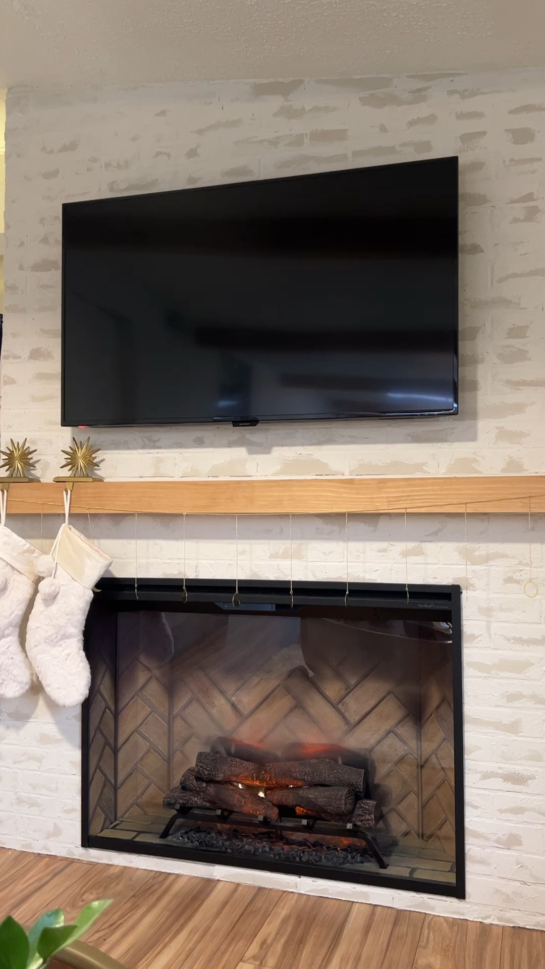 The last remaining Christmas decor 🥲

#LTKVideo #LTKhome