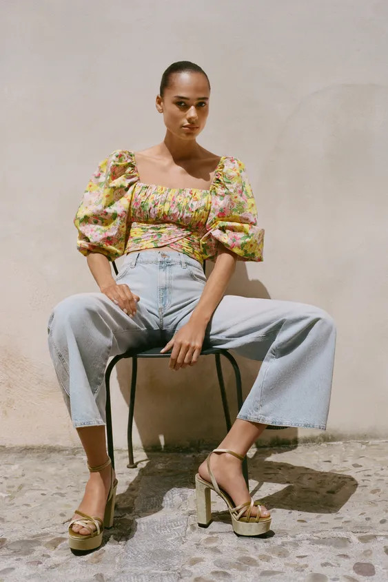 Velvet-effect platform sandals. Cross straps on the front. High block heel with front platform. A... | Zara UK