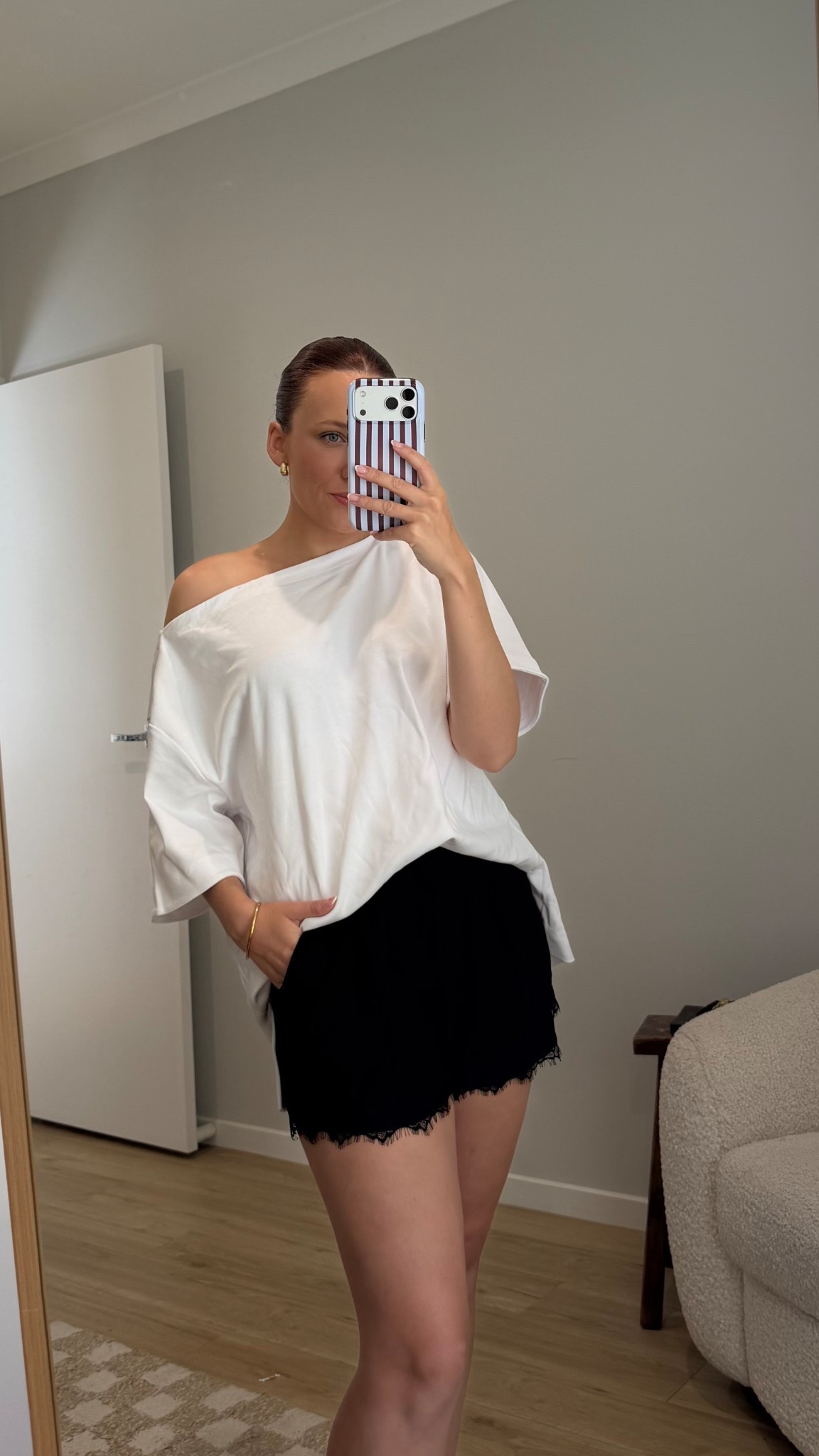 I wear size M in the top (i sized up)

I wear size 8 in the shorts (i sized down)

Lace shorts, off shoulder tee, monochrome, casual 

#LTKsummer #LTKaustralia