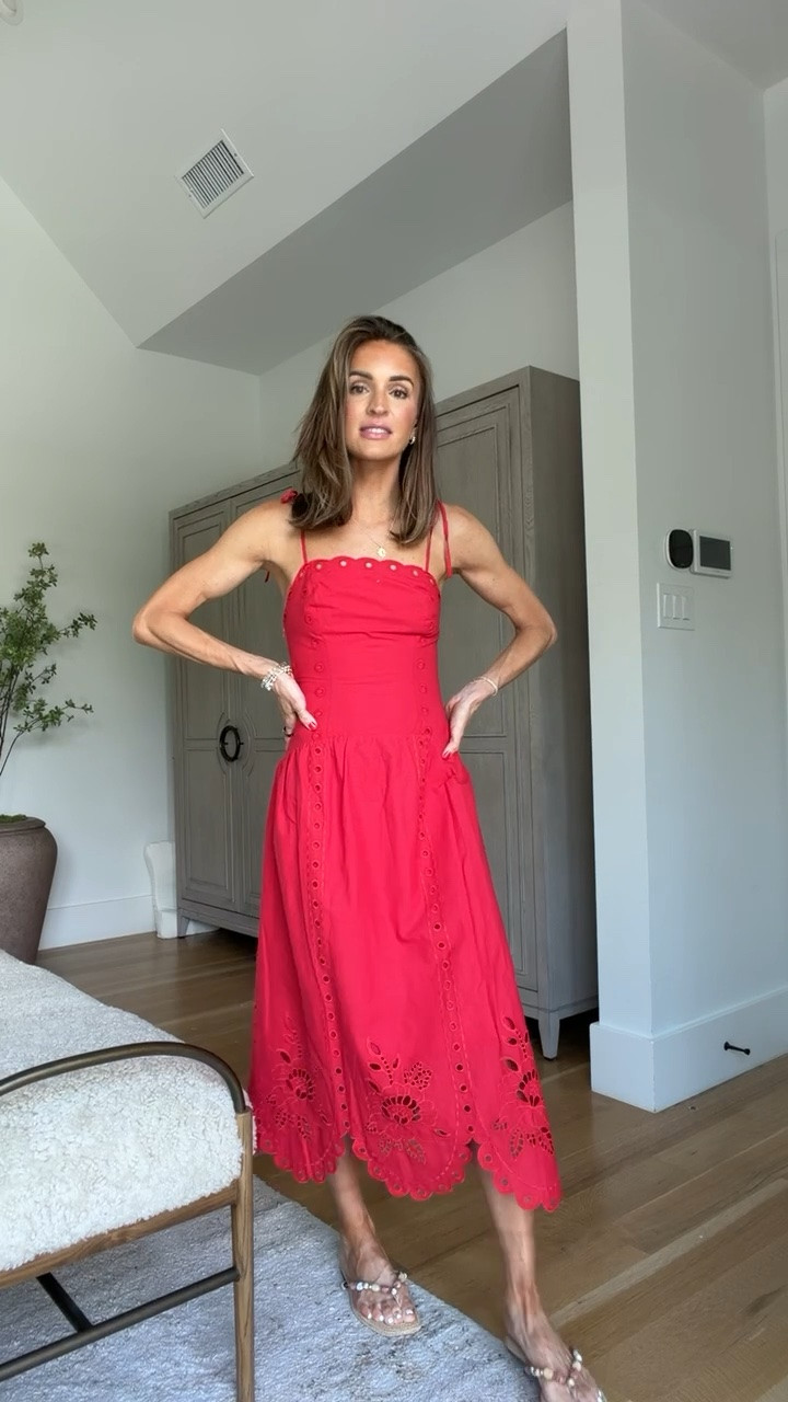 Absolutely stunning red dress ❤️ so many pretty details and such a flattering silhouette! 🙌🏼 perfect for summer travel + events!