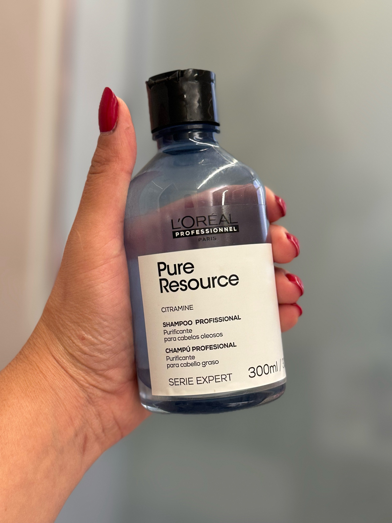 LOREAL Pure Resource 
Utilizo uma vez na semana para combater a oleosidade excessiva nos fios. 

Shampoo para cabelos oleosos ou mistos Pure Resource possui formulação purificadora Aqua Crystal, com citramina, remove as impurezas e o acúmulo de produtos eliminando os resíduos da água. Com a habilidade de criar um filme hidrolipídico, este versátil shampoo deixa o couro cabeludo limpo, nutrido e protegido. Citramina Levanta os resíduos e produtos acumulados e limpa profundamente. Vitamina E Este antioxidante evita coceira, deixando o couro cabeludo refrescado dia após dia.

#LTKwinter #LTKbeauty #LTKbrasil