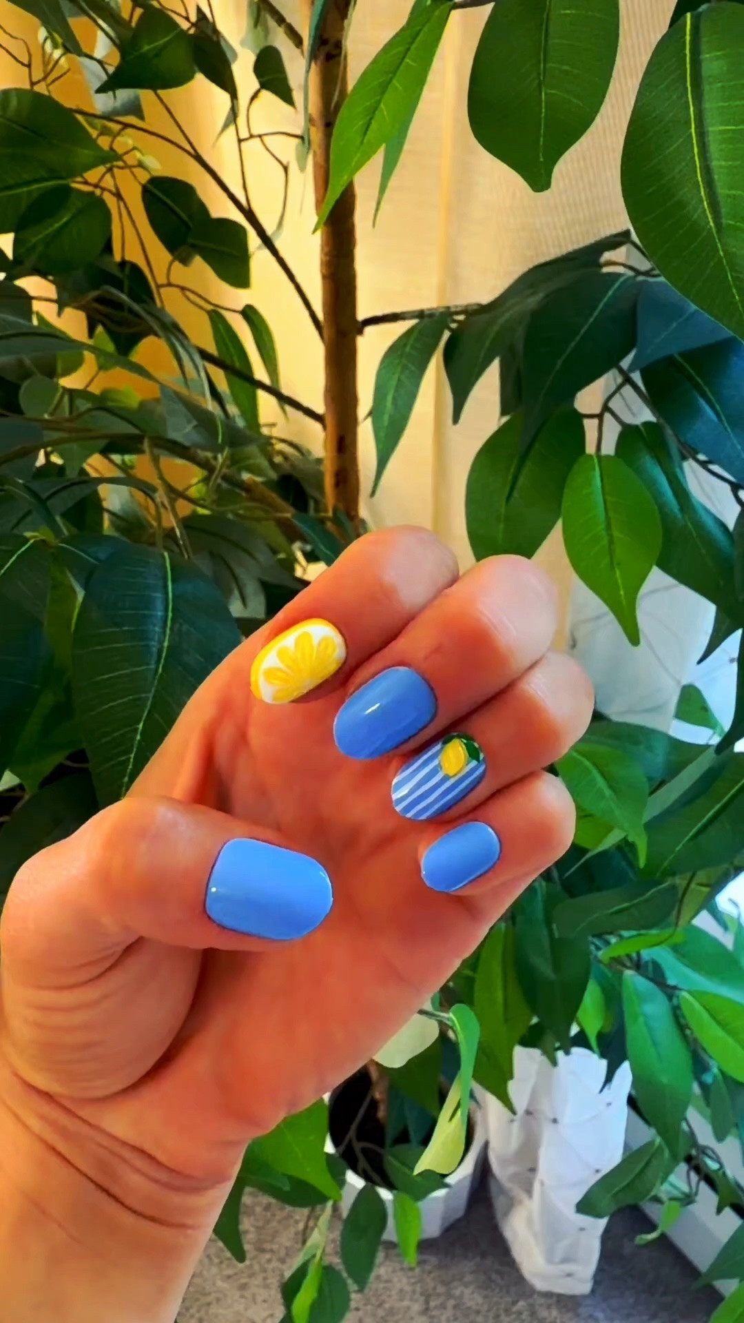 When life gives you lemons, make them your manicure. ✨🍋

I am completely obsessed with this cornflower blue and citrus press-on set. They look like a salon quality gel mani but took me less than 10 minutes to apply at home. Perfect for vacation or just bringing those Amalfi Coast vibes to your everyday life! 🌊

#NailInspo #PressOnNails #SummerMani #LemonNails #AffordableBeauty