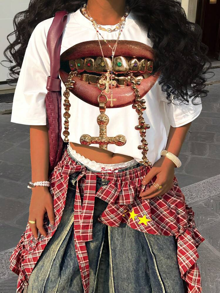 Rovax Plus Size Casual Lip & Gold Tooth Pendant Necklace T-Shirt | SHEIN