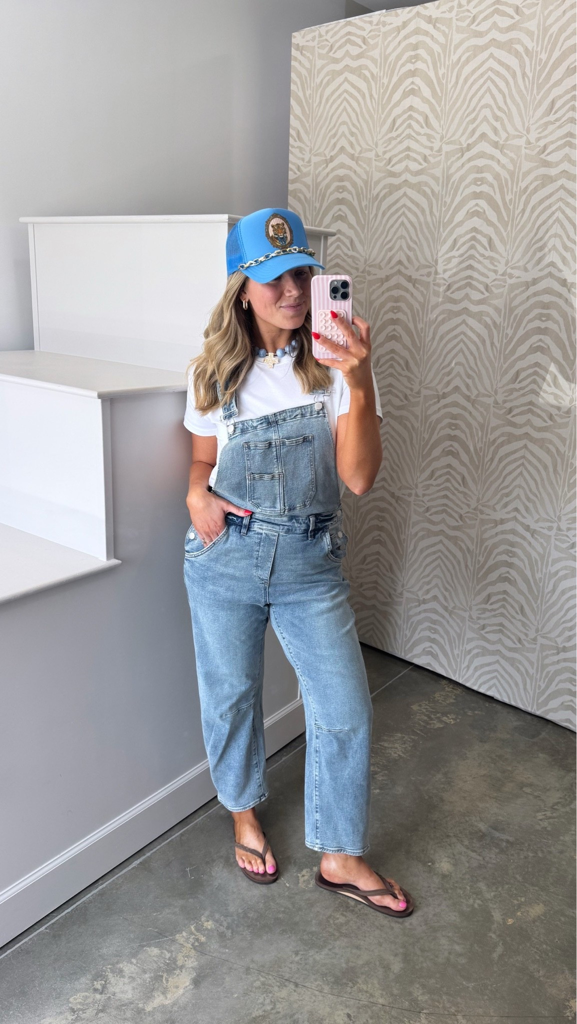 One of my fav pair of overalls!!! 🤗 


Wearing size medium in overalls and spanx bodysuit