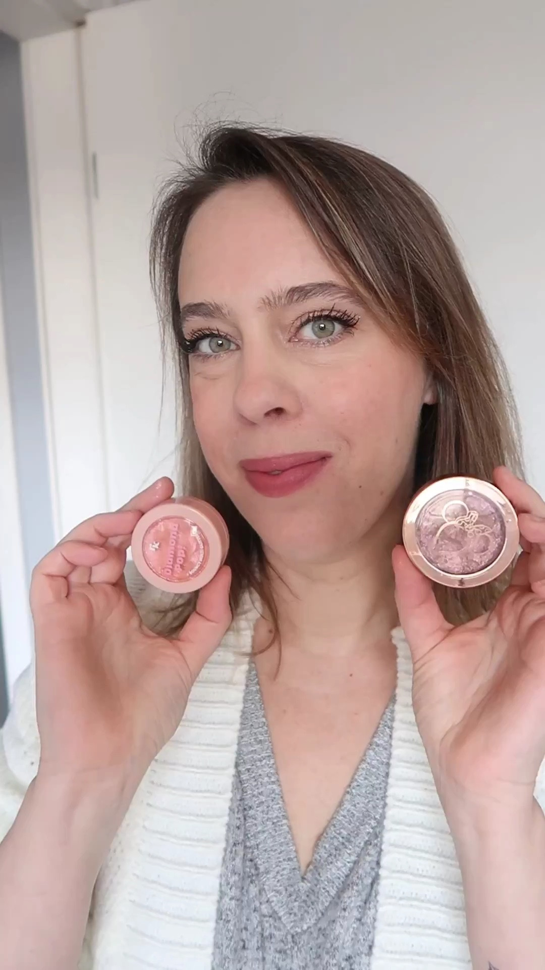 E eu que tava louca pela sombra da linha Minnie Mouse da Bruna Tavares e depois descobri que tenho outra bem parecida com ela?

A BT Mirror Sequin tem textura bounce, cor rose gold e muito brilho. Já a Diamond Pop da RK na cor Rose Shine tb é bounce, tem cor salmão e muito brilho também.

A da Bruna Tavares é bem mais brilhante e as cores não são bem iguais, mas as duas são bem parecidas.

#LTKbeauty #LTKbrasil