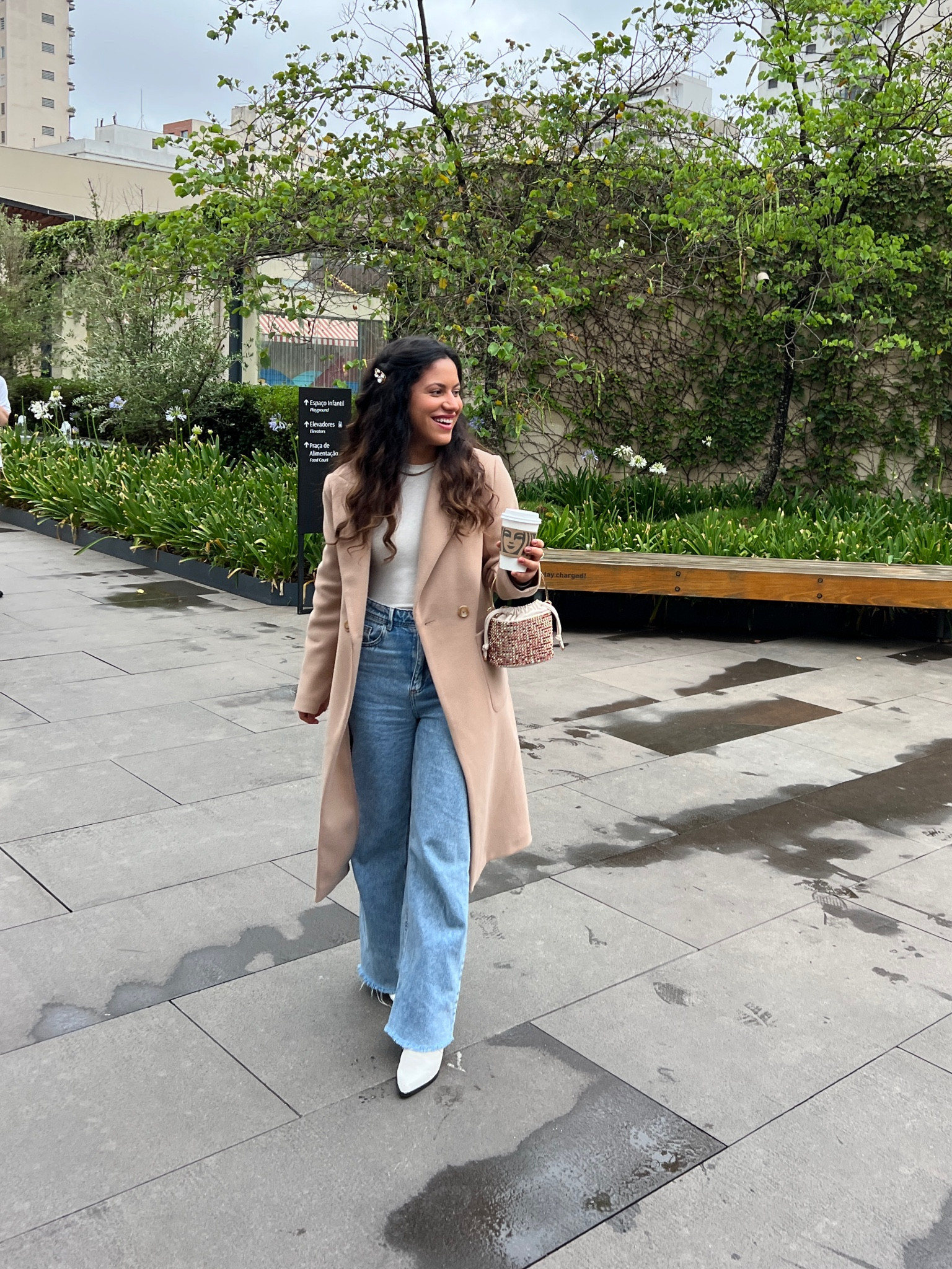 inspiração de look com o básico que funciona jeans + branco + bege 

#LTKbrasil