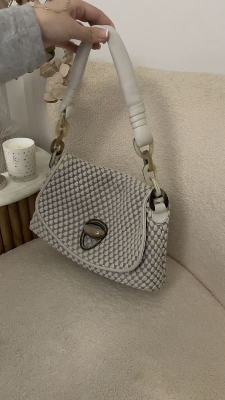 My handbag essentials 

#LTKbeauty #LTKfindsunder100 #LTKVideo
