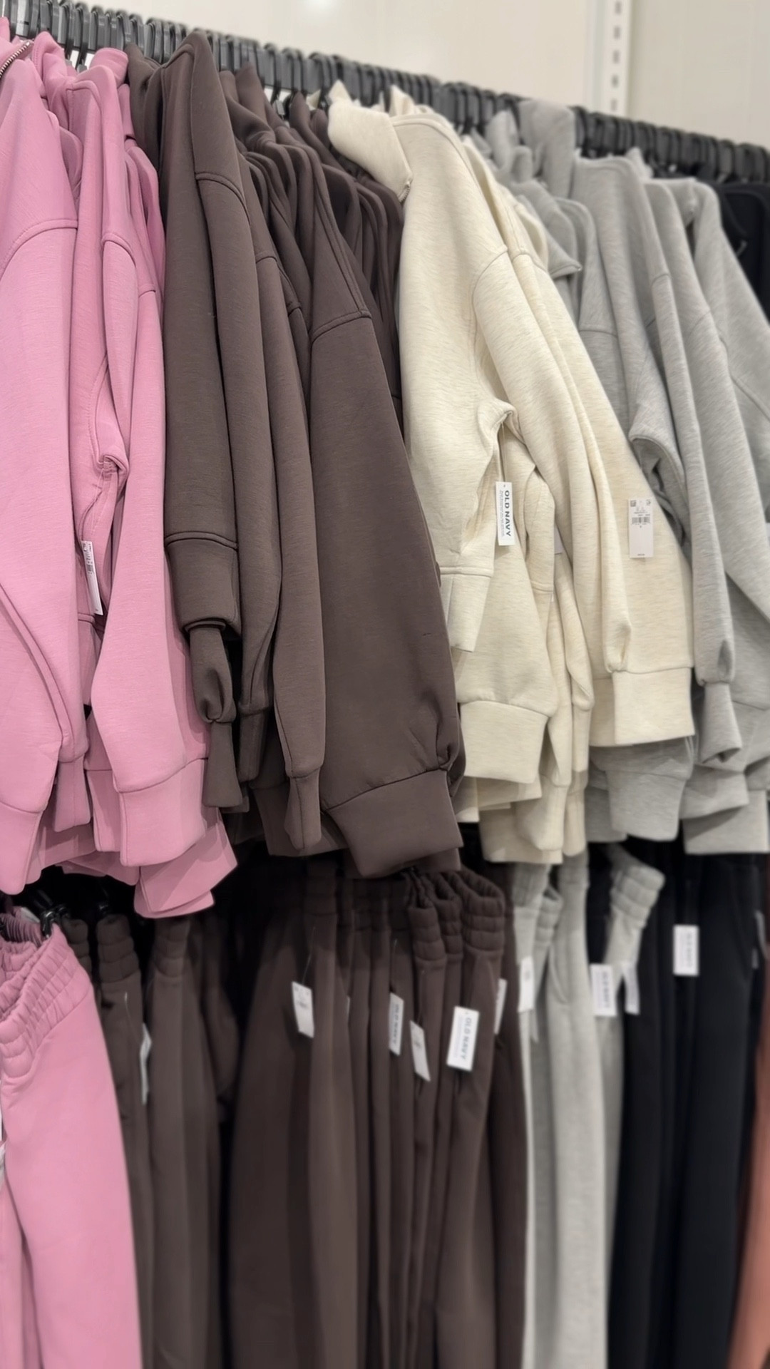 These sweat sets have been so popular lately! They look high end but for an affordable price! Especially when old navy has a sale! 🙌🏼 love all of the color options and that you can mix and match! 🤌🏼