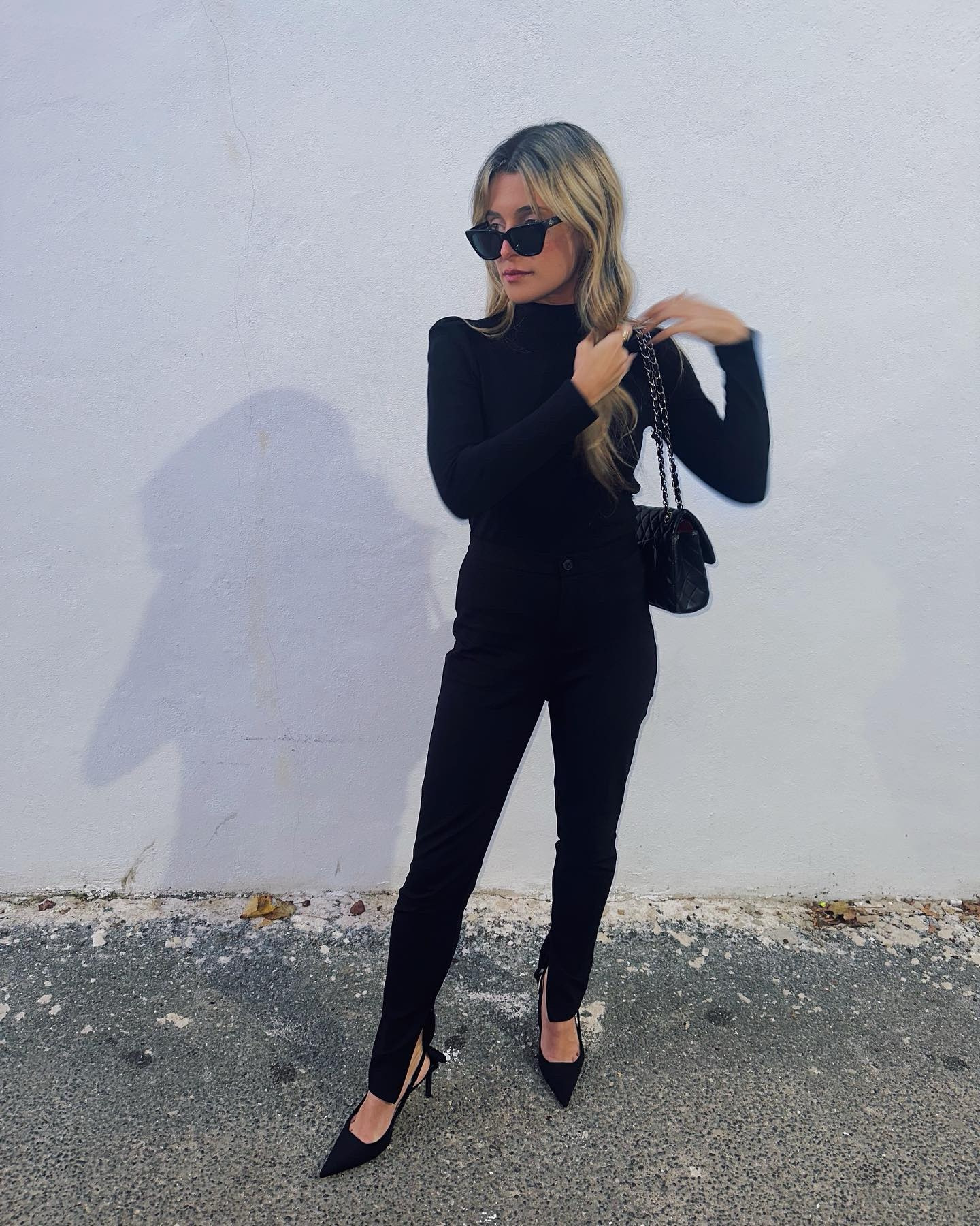 All black errythang 🖤
•
•
These leggings are my new go-to pants! (and they’re part of the anniversary sale going on RN) 🖤 shop at the link in bio!