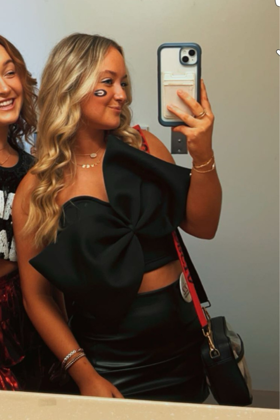 UGA GAMEDAY ! perfect bow top

#LTKFindsUnder50 #LTKStyleTip