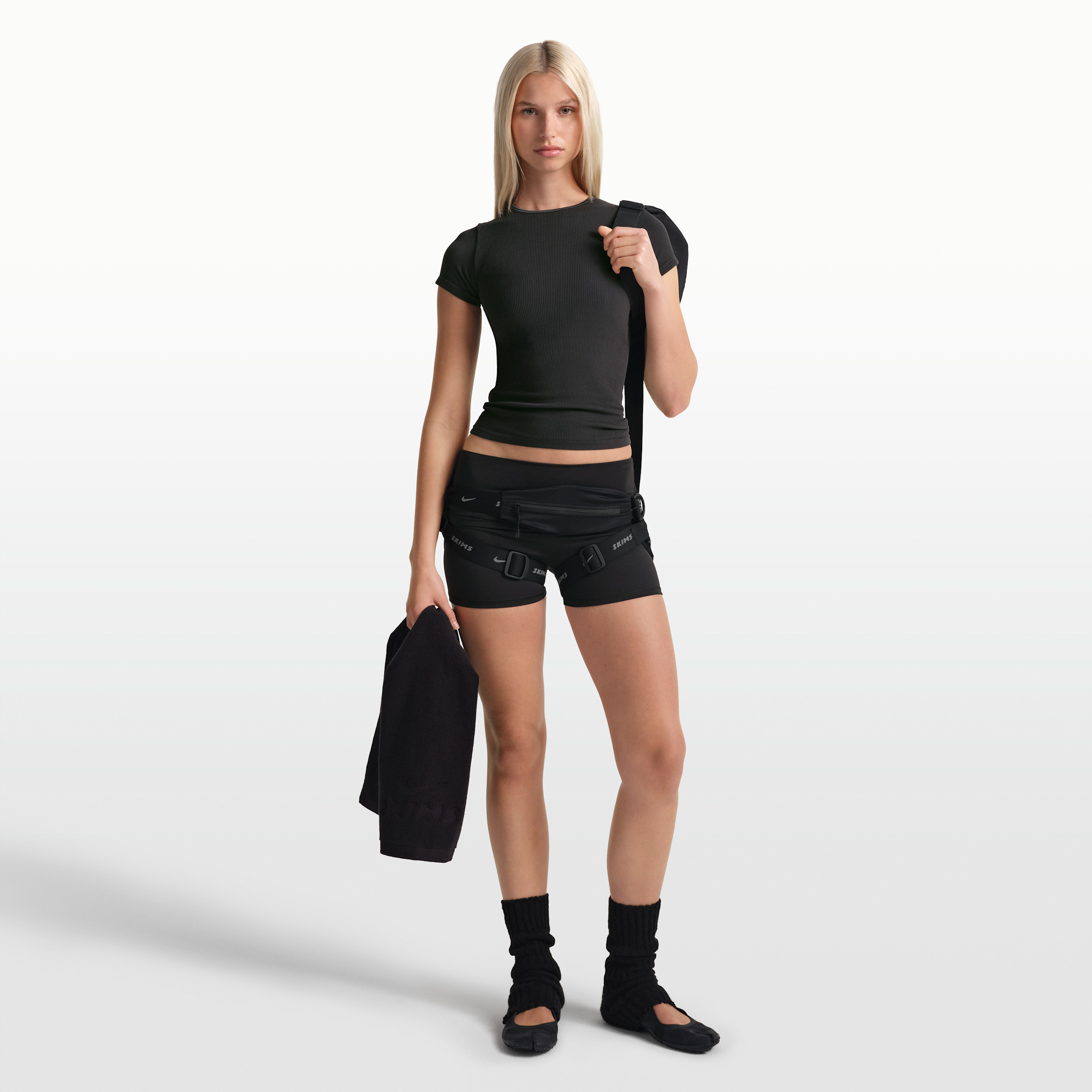 Nike Women's SKIMS Ribbed Seamless Short-Sleeve Top in Black | SSSSL9718W-OAR | Nike (US)
