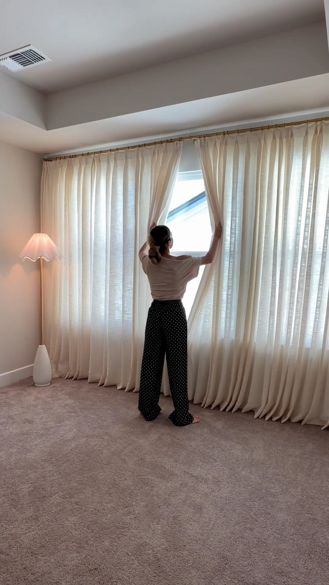 Si estás buscando unas cortinas bonitas, elegantes y que hagan que tu espacio se sienta mucho más acogedor, estas son de mis favoritas de Amazon.
La calidad es un 20 de 10 y algo que me encanta es que ya vienen plisaditas, así que se ven súper lindas y elevan muchísimo el espacio sin complicarte.
Si estás pensando en cambiar tus cortinas o estás buscando unas nuevas, te las recomiendo 100%.
Comenta la palabra "CORTINA" y con gusto te envío todos los detalles.
#twopageshome #twopagescurtains #home

#LTKHome
