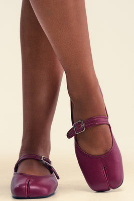 AKIRA Gold Sang Burgundy PU Split Toe Flat Shoes | Black | Size 9 | AKIRA