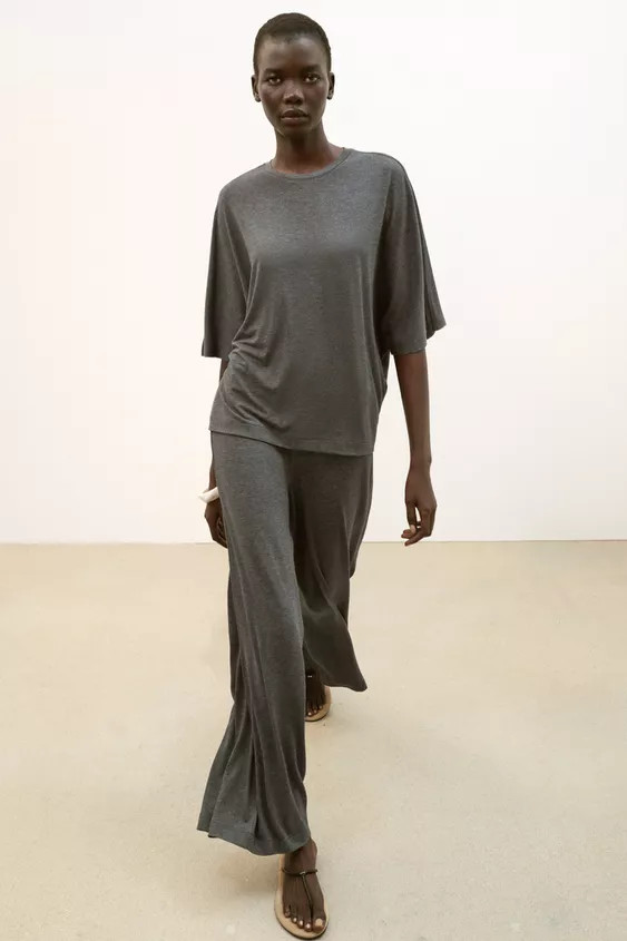 Pants made of flowy fabric. High waist with elastic waistband. Wide leg. | Zara US