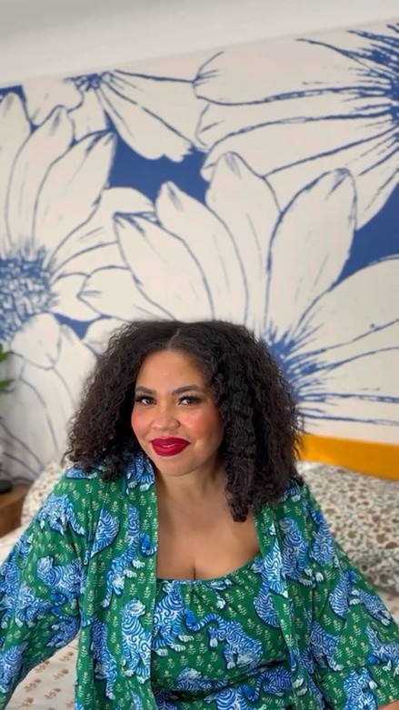 Happy Friday with @lovevsdesign 🌹
“Hand Drawn Daisy” in Woven. 
Colors: Aegean & Ivory 

#lovevsdesign #peelandstickwallpaper