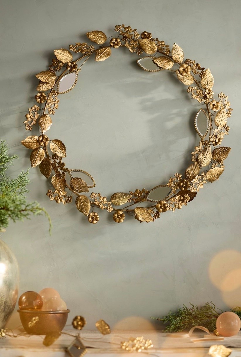 Love this gold mirrored wreath! There’s a matching garland too 🤩✨

Christmas wreath, Christmas 2026, anthro Christmas finds, Anthropologie finds

#LTKHome #LTKSeasonal