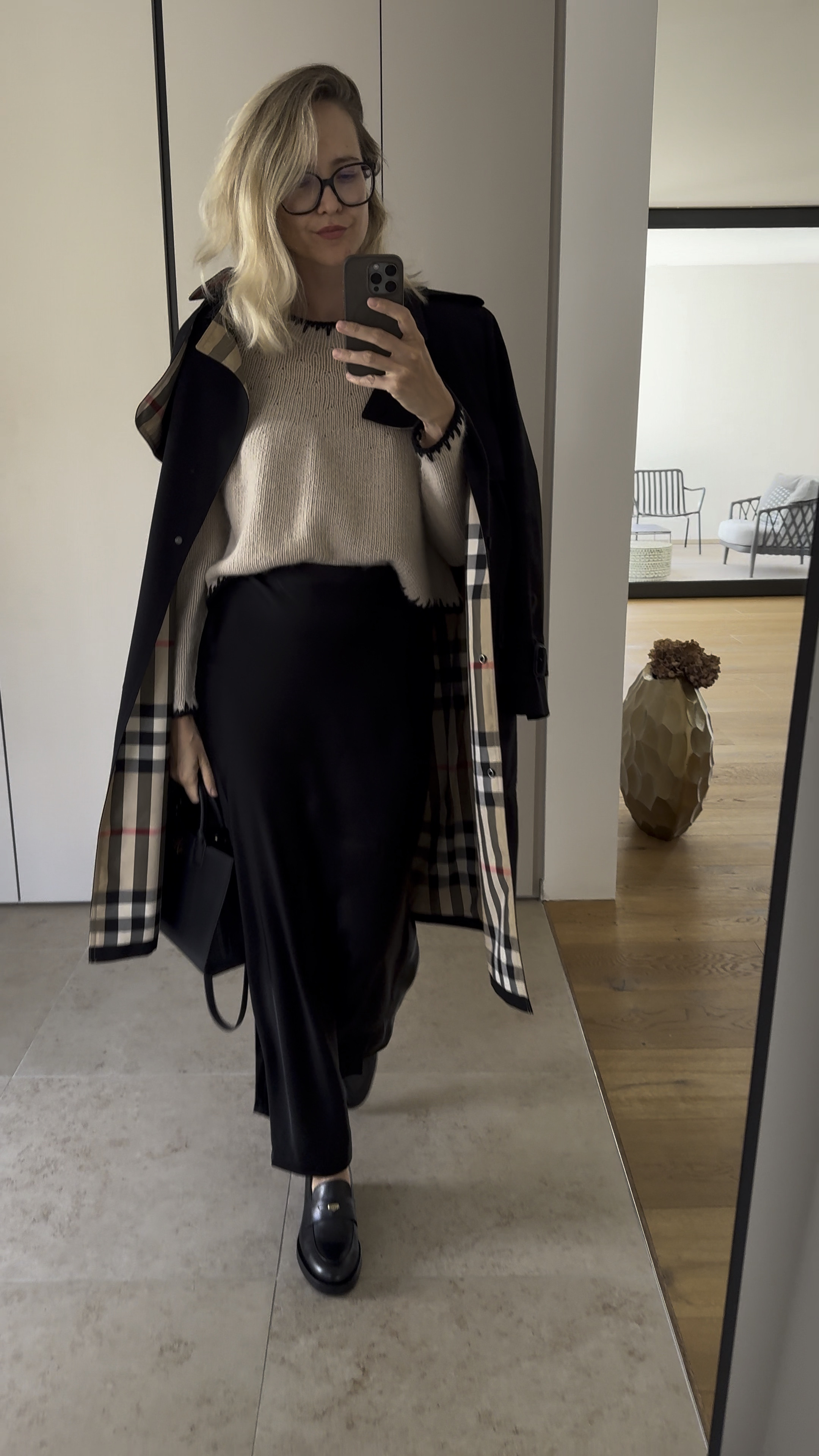 #CCSweater - Outfit 4! 

… und gestylt mit Loafern. Der Kontrast zum edlen Satinrock wirkt besonders gelassen.

#LTKstyletip #LTKautumn #FashionMonth