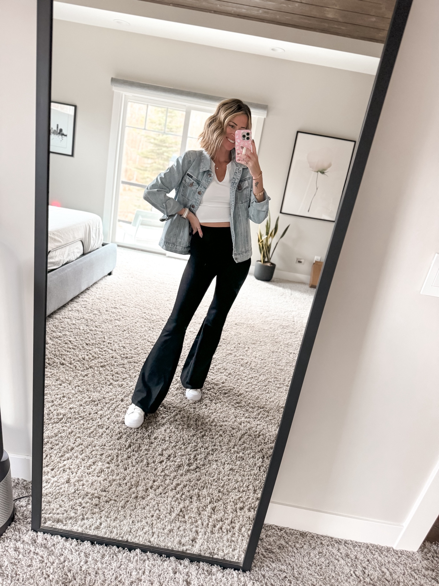 Casual fall outfits for moms
Mom style and soccer sports parents style
Black flare leggings Nike court sneakers 