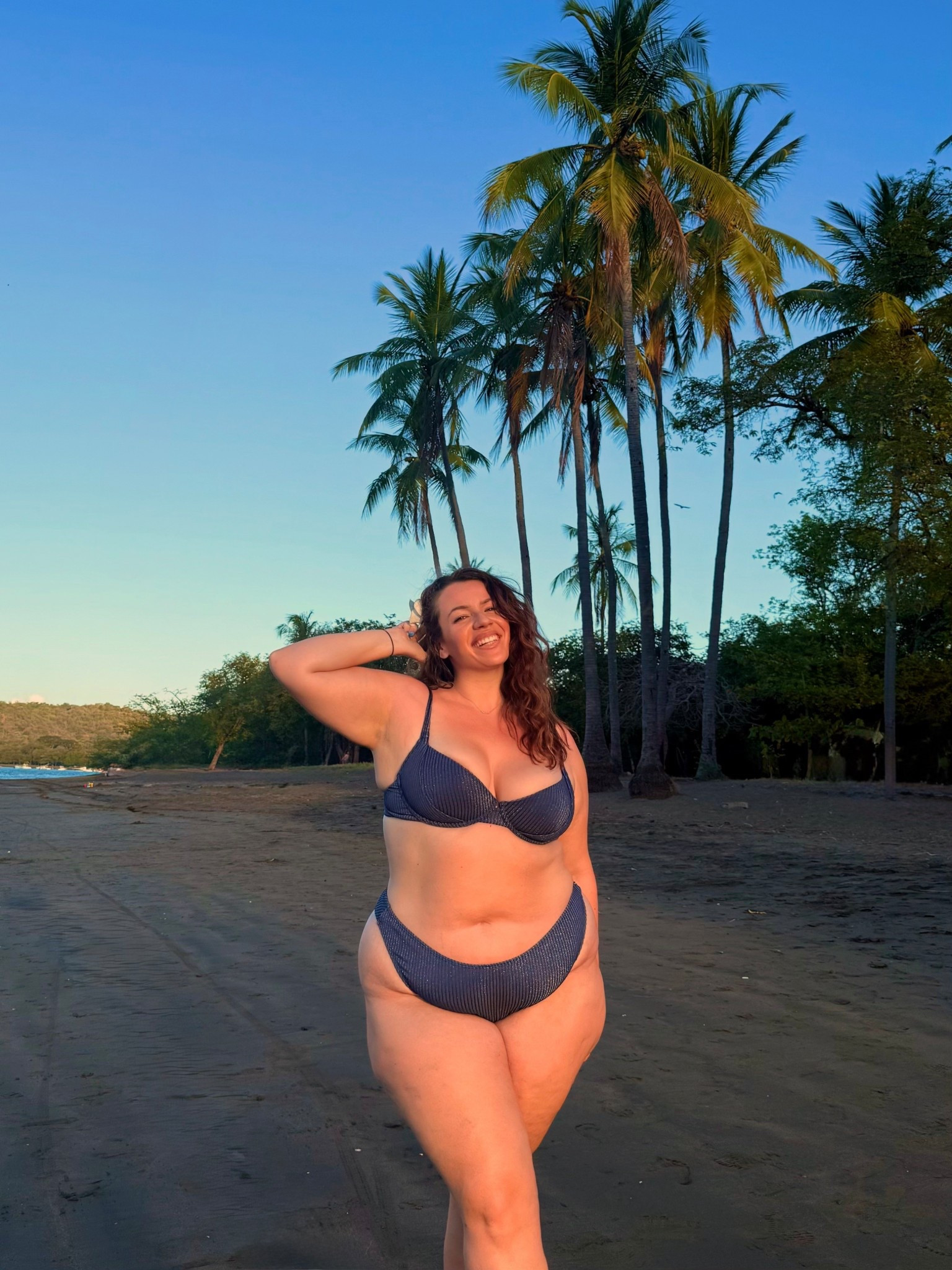 Je porte le haut en 38C (100C) et le bas en 46 (à l’envers pour avoir un effet tanga à l’arrière !) mais il existe aussi une version culotte taille haute si jamais 💙

#LTKplussize #LTKmidsize #LTKcurves