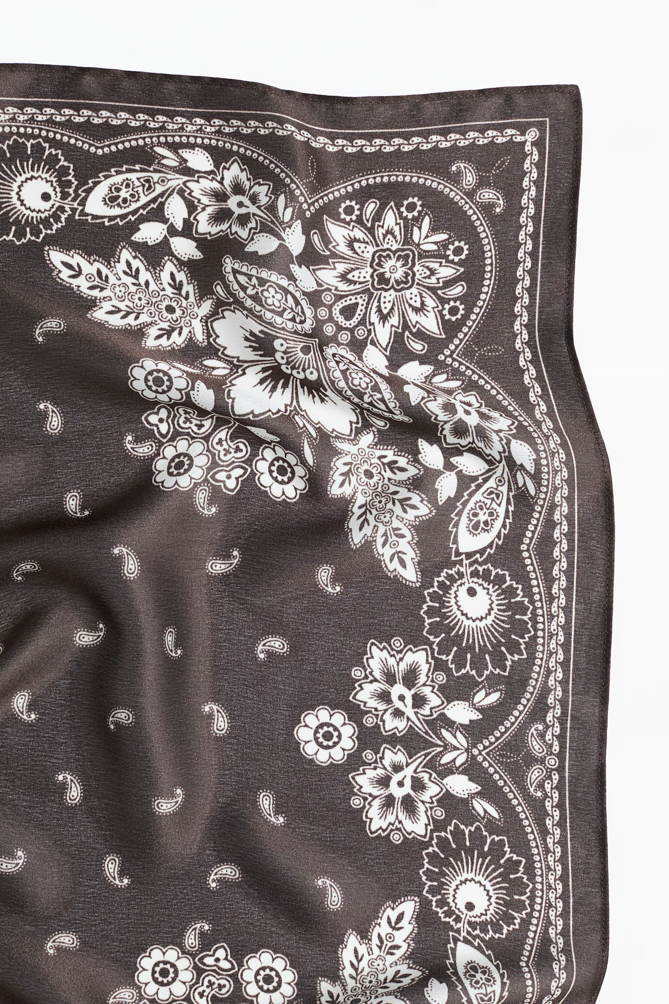 Patterned scarf | H&M (UK, MY, IN, SG, PH, TW, HK)